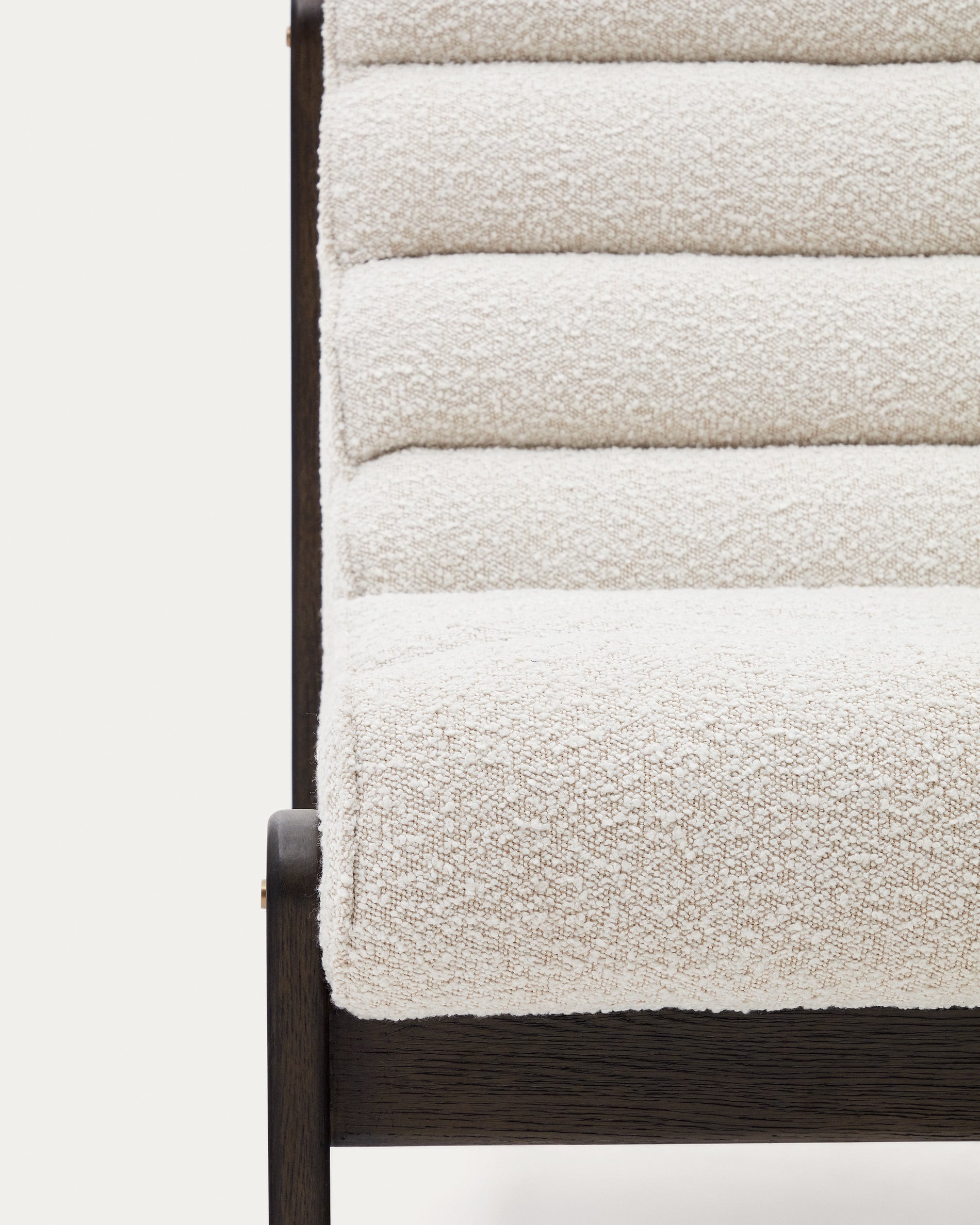 Magira armchair in white bouclé and solid oak wood with a dark finish - Detail