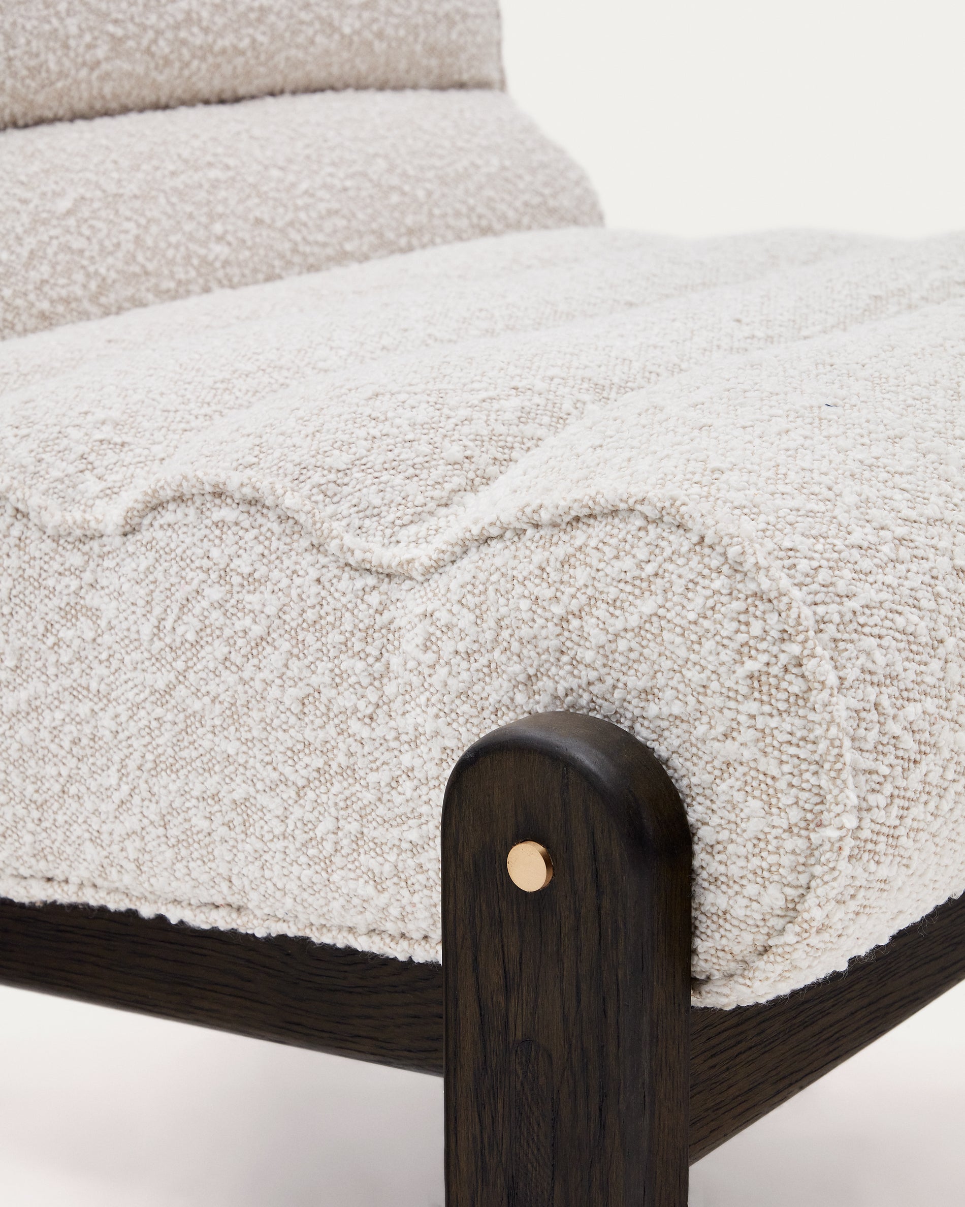 Magira armchair in white bouclé and solid oak wood with a dark finish - Detail