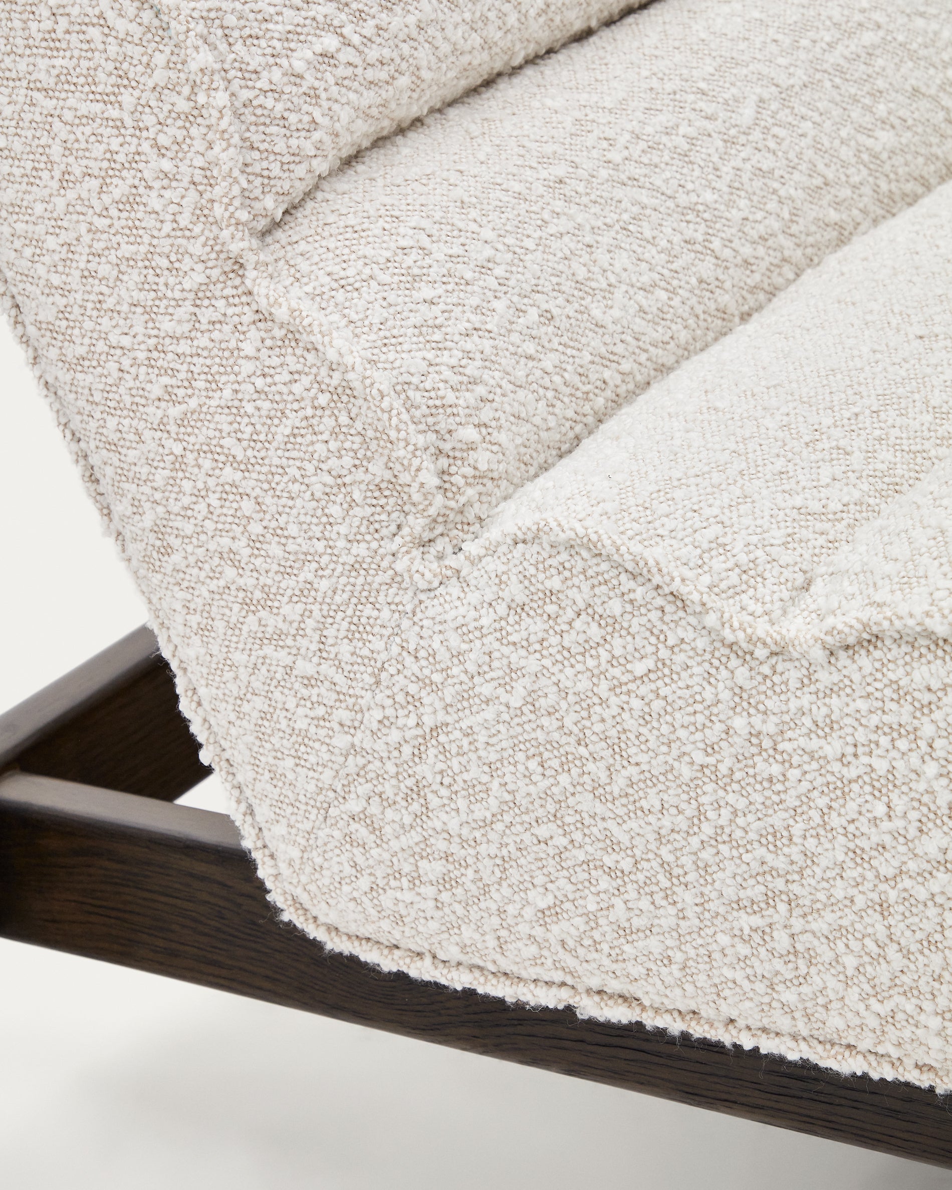 Magira armchair in white bouclé and solid oak wood with a dark finish - Detail
