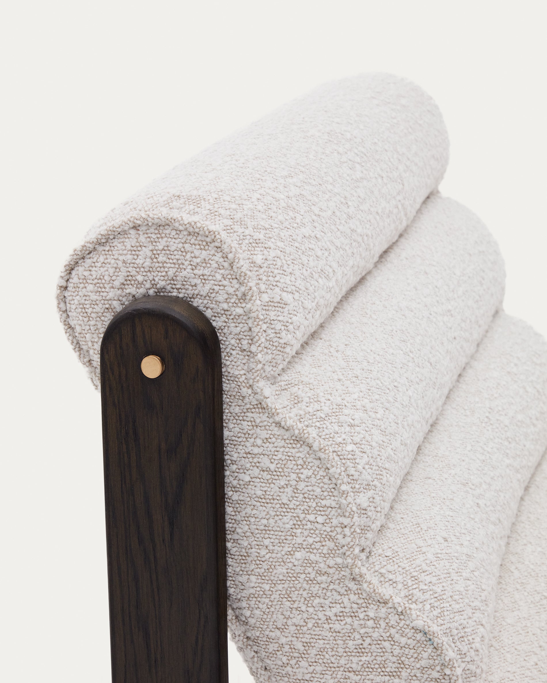 Magira armchair in white bouclé and solid oak wood with a dark finish - Detail