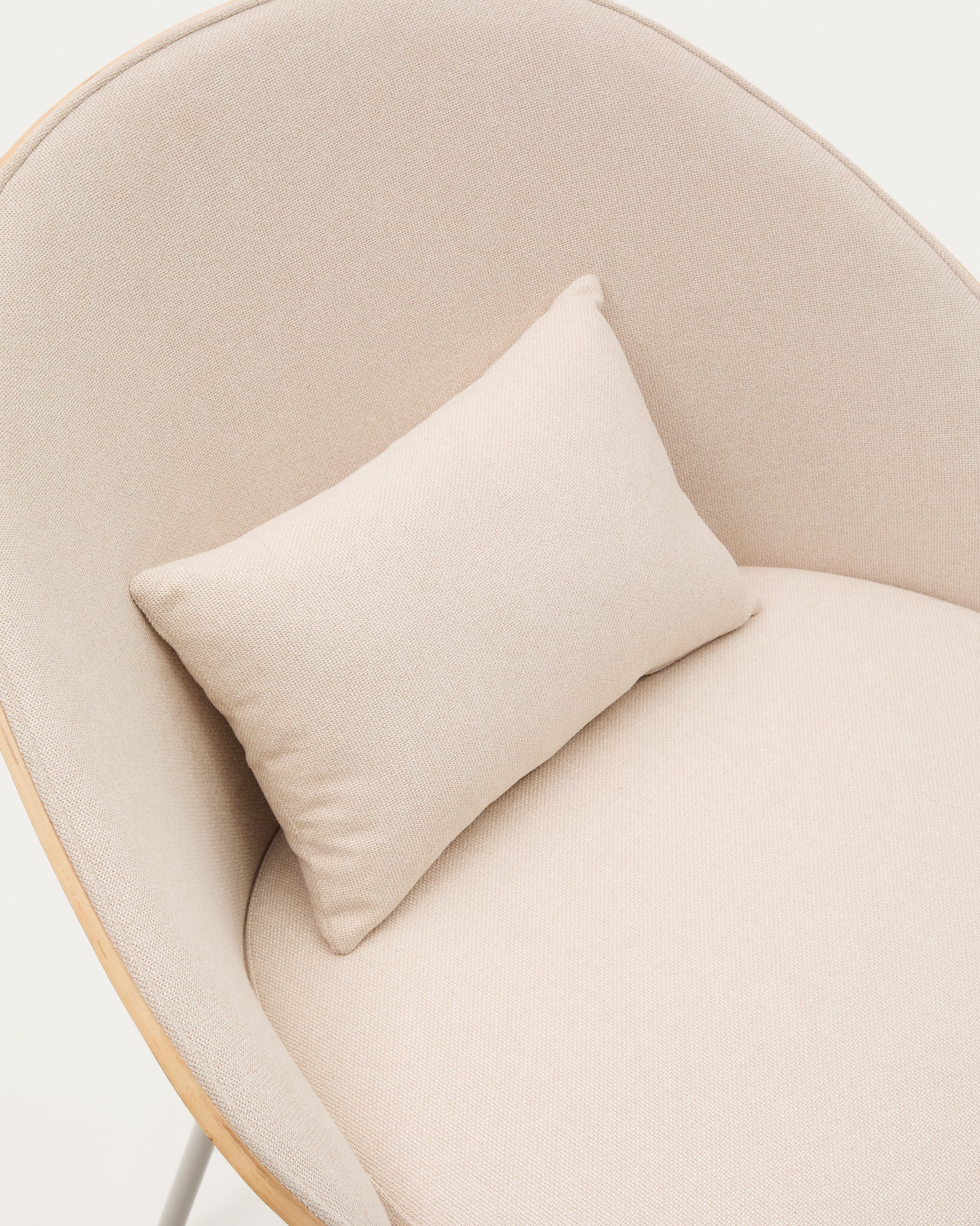 Eamy armchair in beige chenille, in a natural finish ash veneer and beige metal - Detail