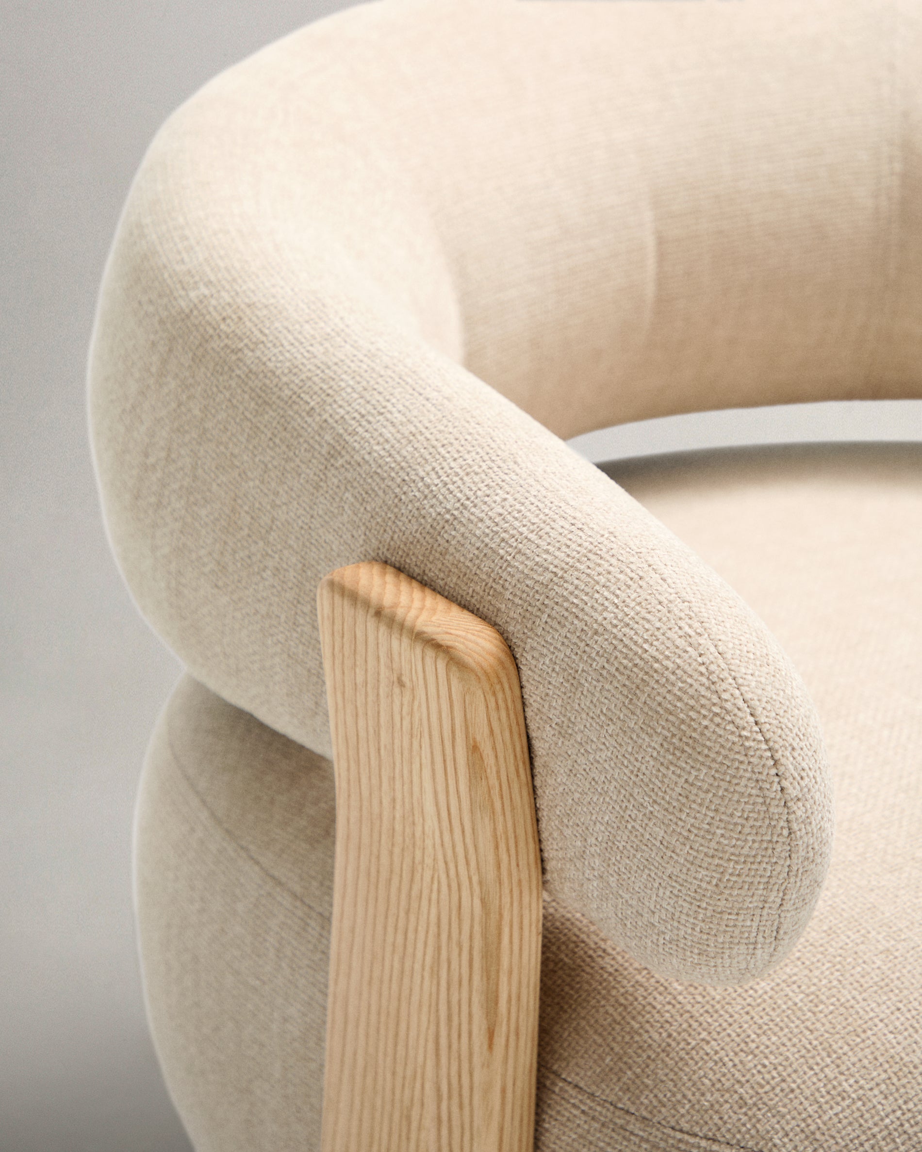 Granite fire-retardant armchair in beige chenille and solid ash wood with natural-coloured finish FSC 100% - Detail