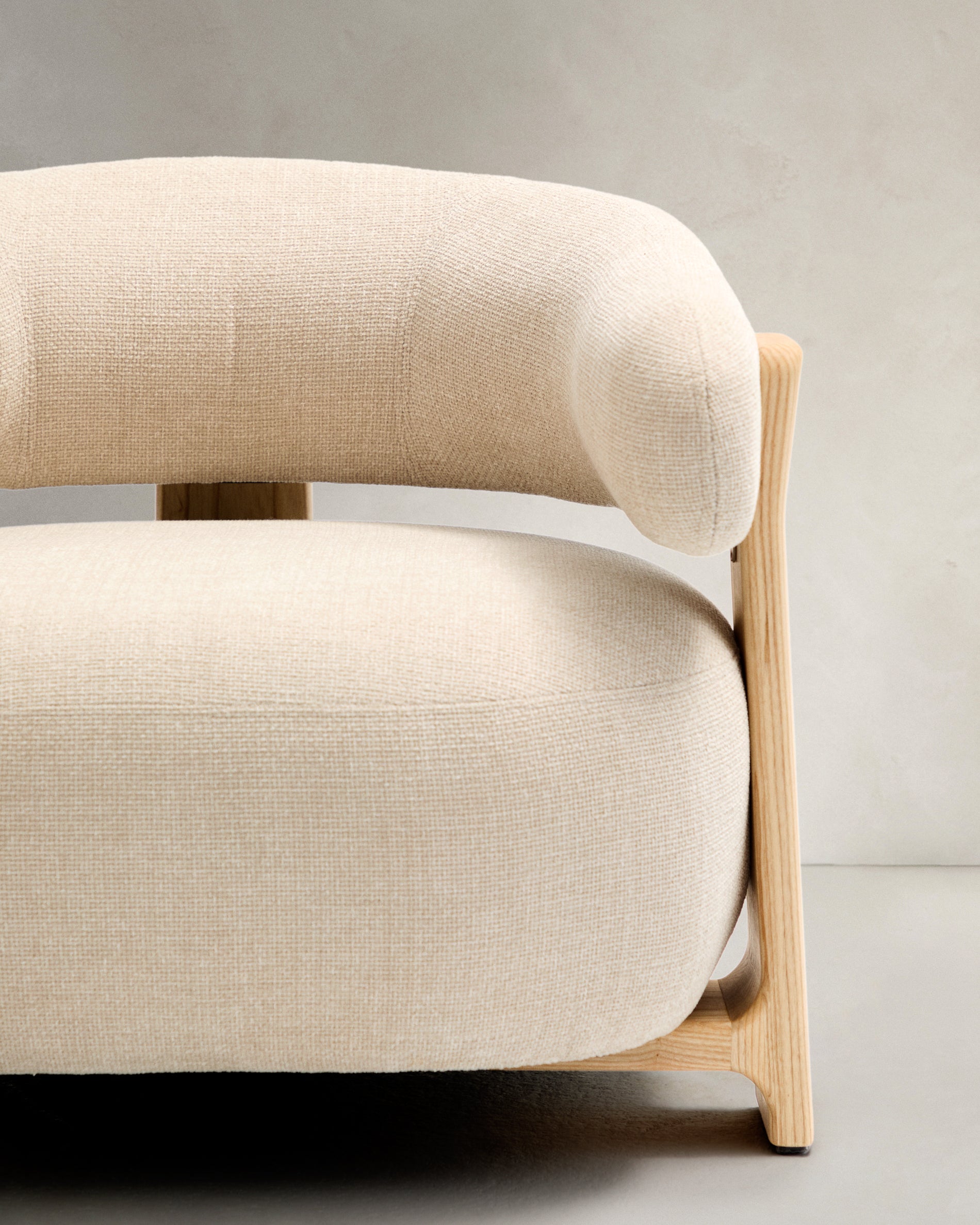 Granite fire-retardant armchair in beige chenille and solid ash wood with natural-coloured finish FSC 100% - Detail