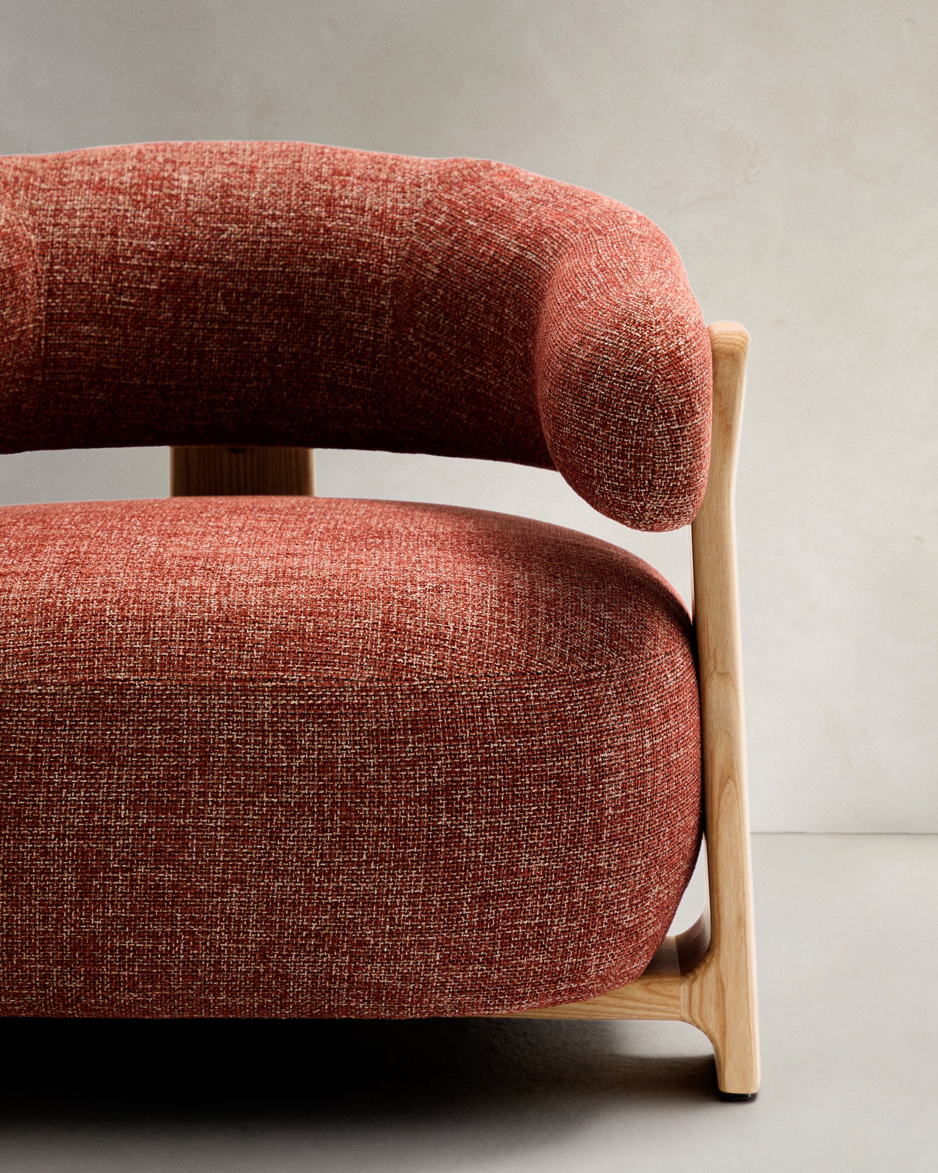 Granite fire-retardant armchair in terracotta chenille and solid ash wood with natural-coloured finish FSC 100% - Detail