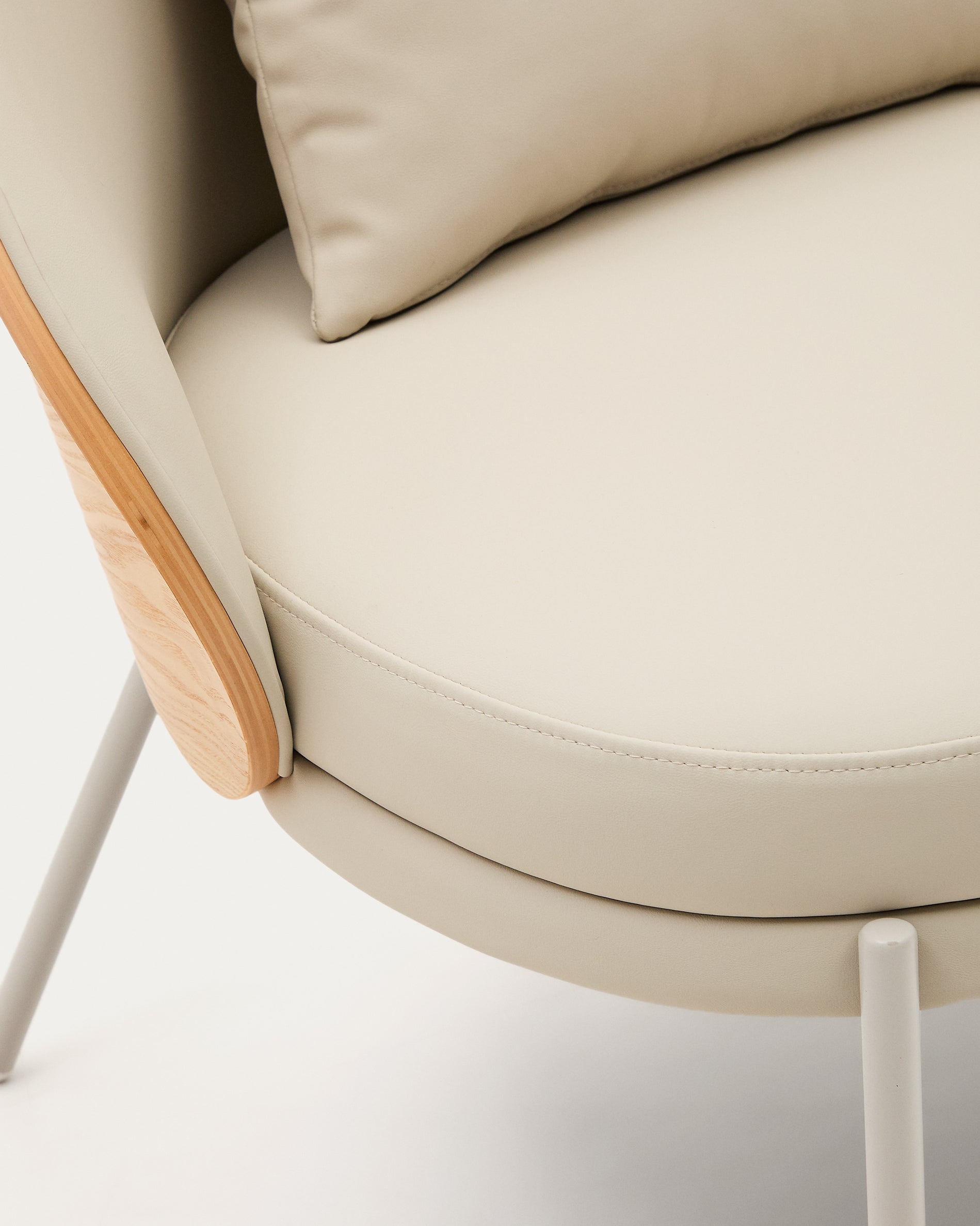 Eamy armchair in beige faux leather, ash veneer with natural finish and beige metal - Detail