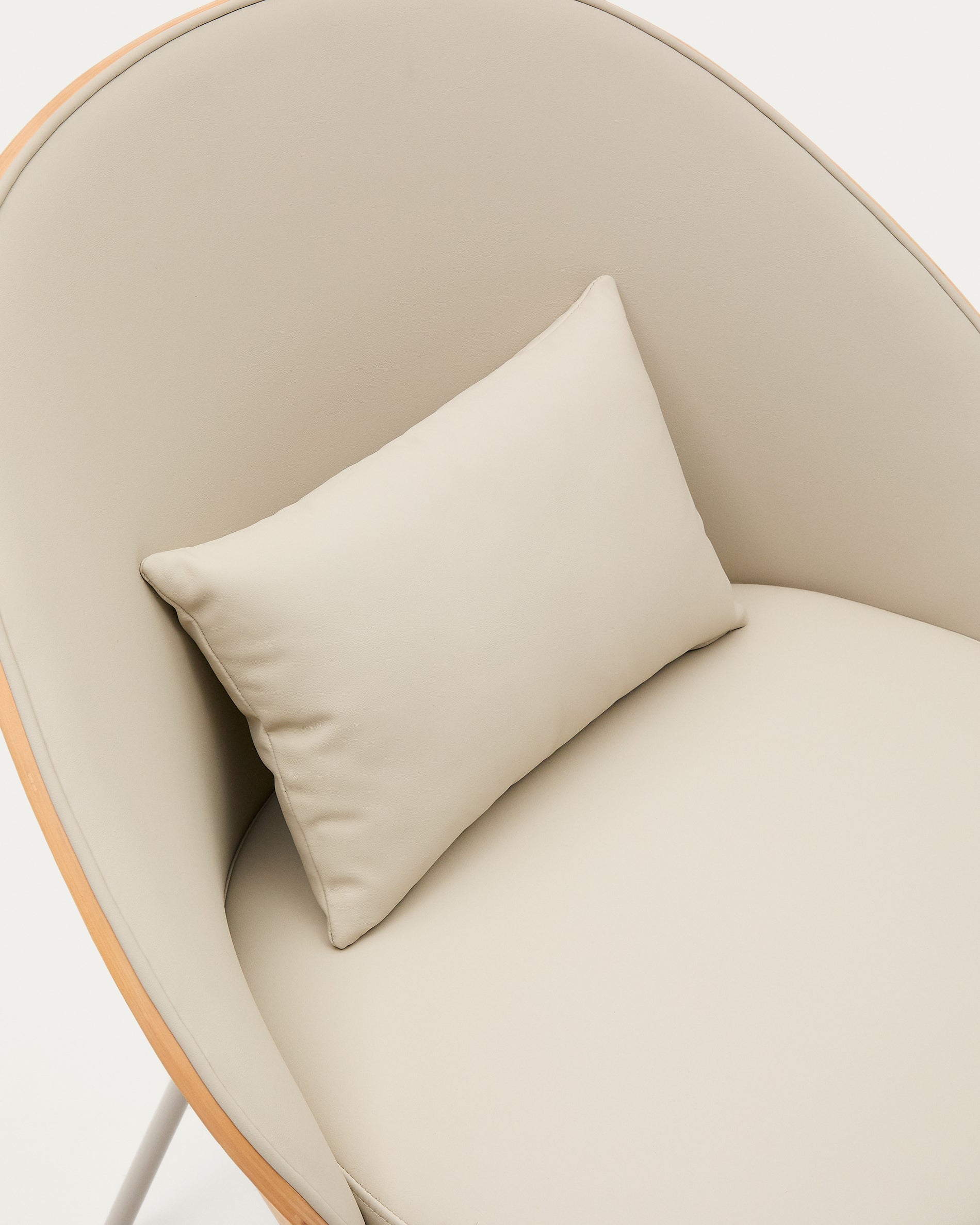 Eamy armchair in beige faux leather, ash veneer with natural finish and beige metal - Detail