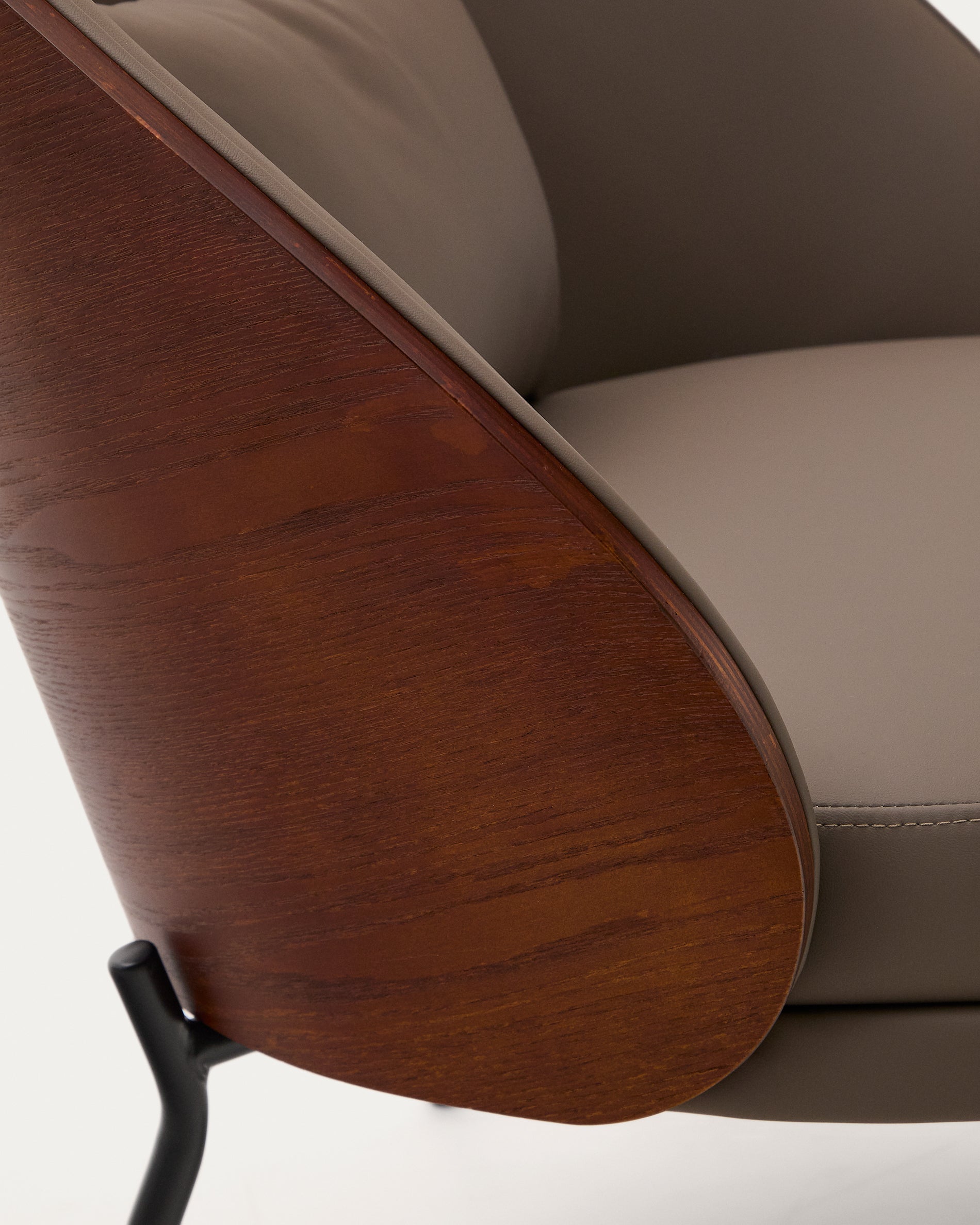 Eamy armchair in brown faux leather, ash veneer with walnut and black metal finish - Detail