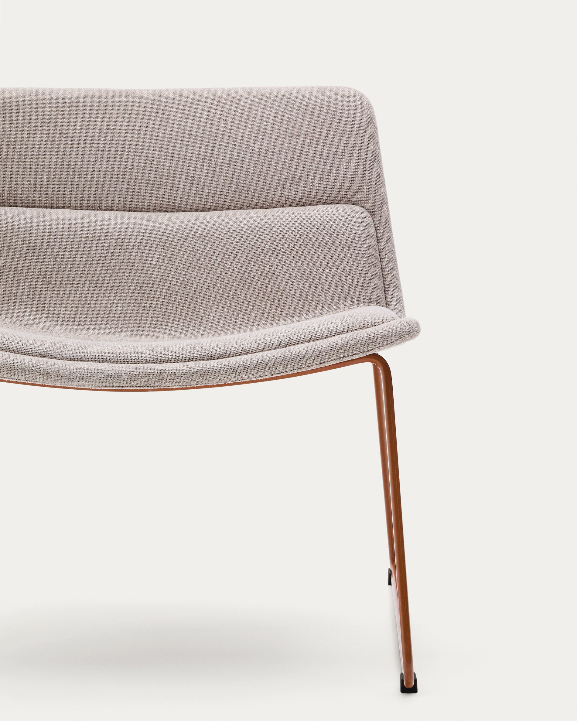 Zahara beige armchair with steel legs and FSC 100% terracotta finish - Detail