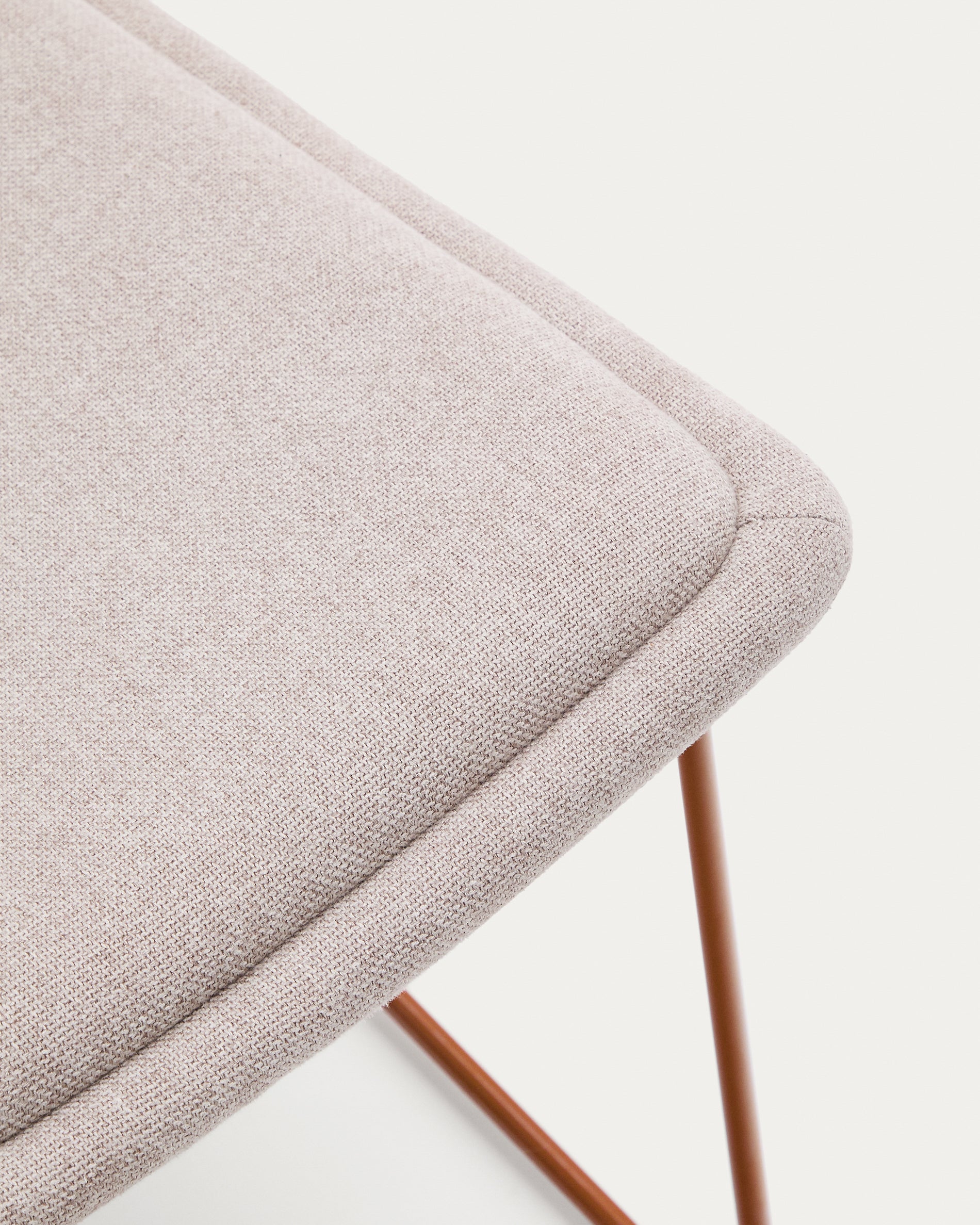 Zahara beige armchair with steel legs and FSC 100% terracotta finish - Detail