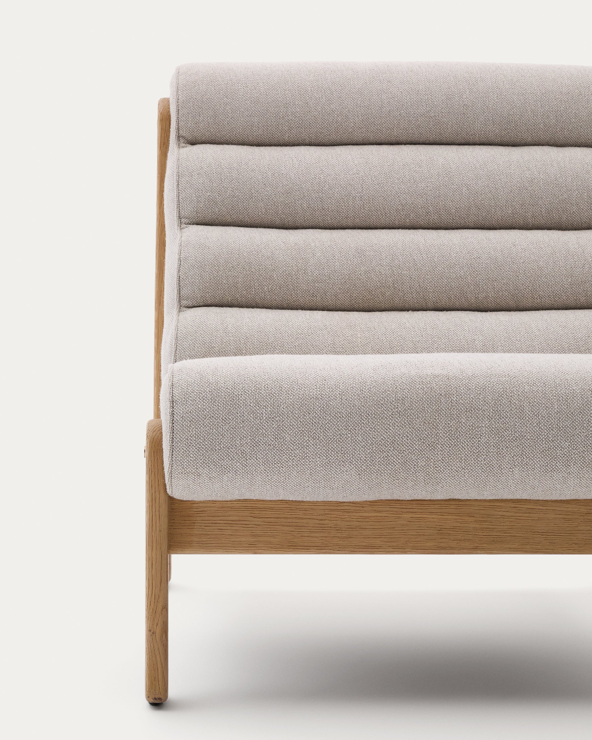 Magira beige armchair in solid oak wood with natural finish - Detail