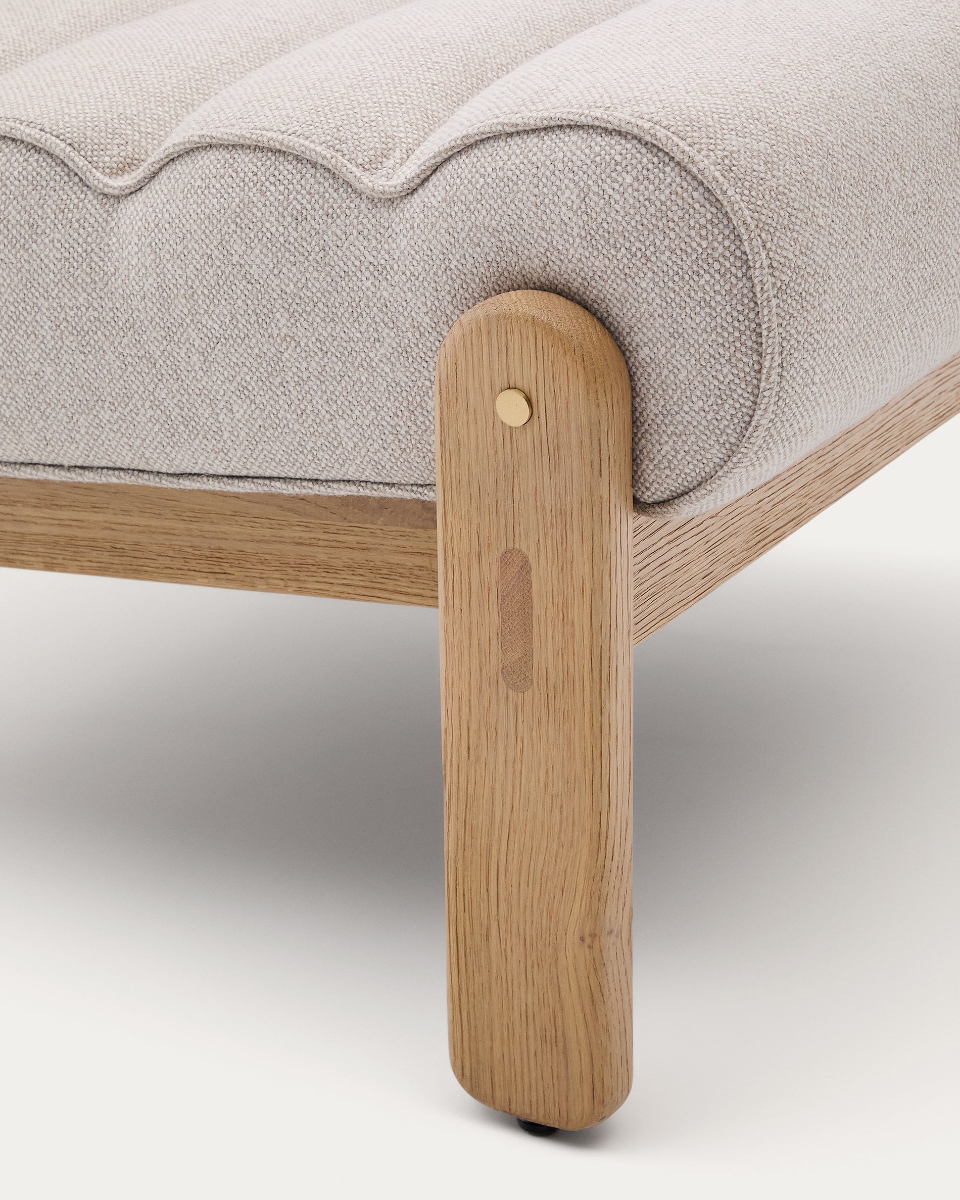 Magira beige armchair in solid oak wood with natural finish - Detail