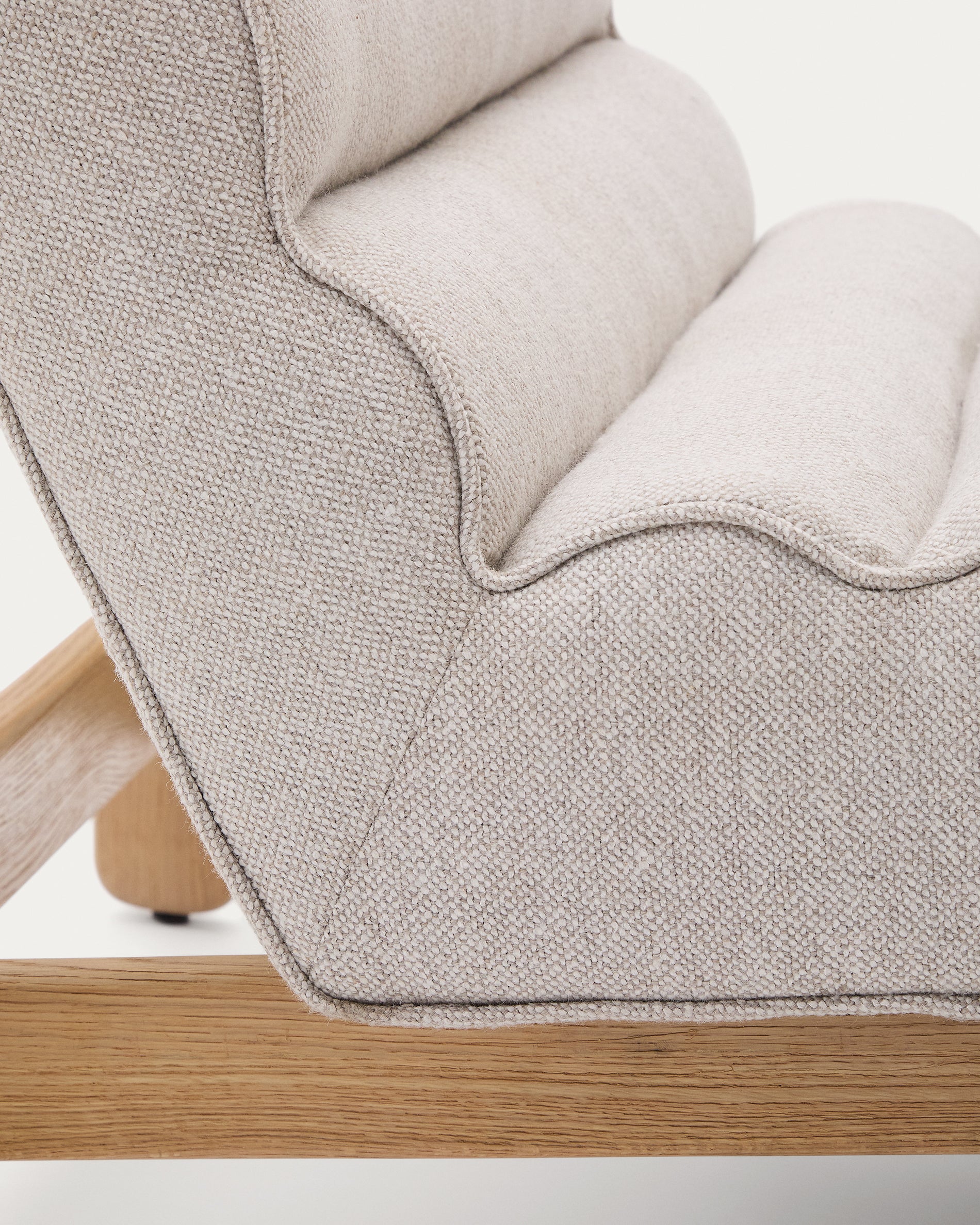 Magira beige armchair in solid oak wood with natural finish - Detail