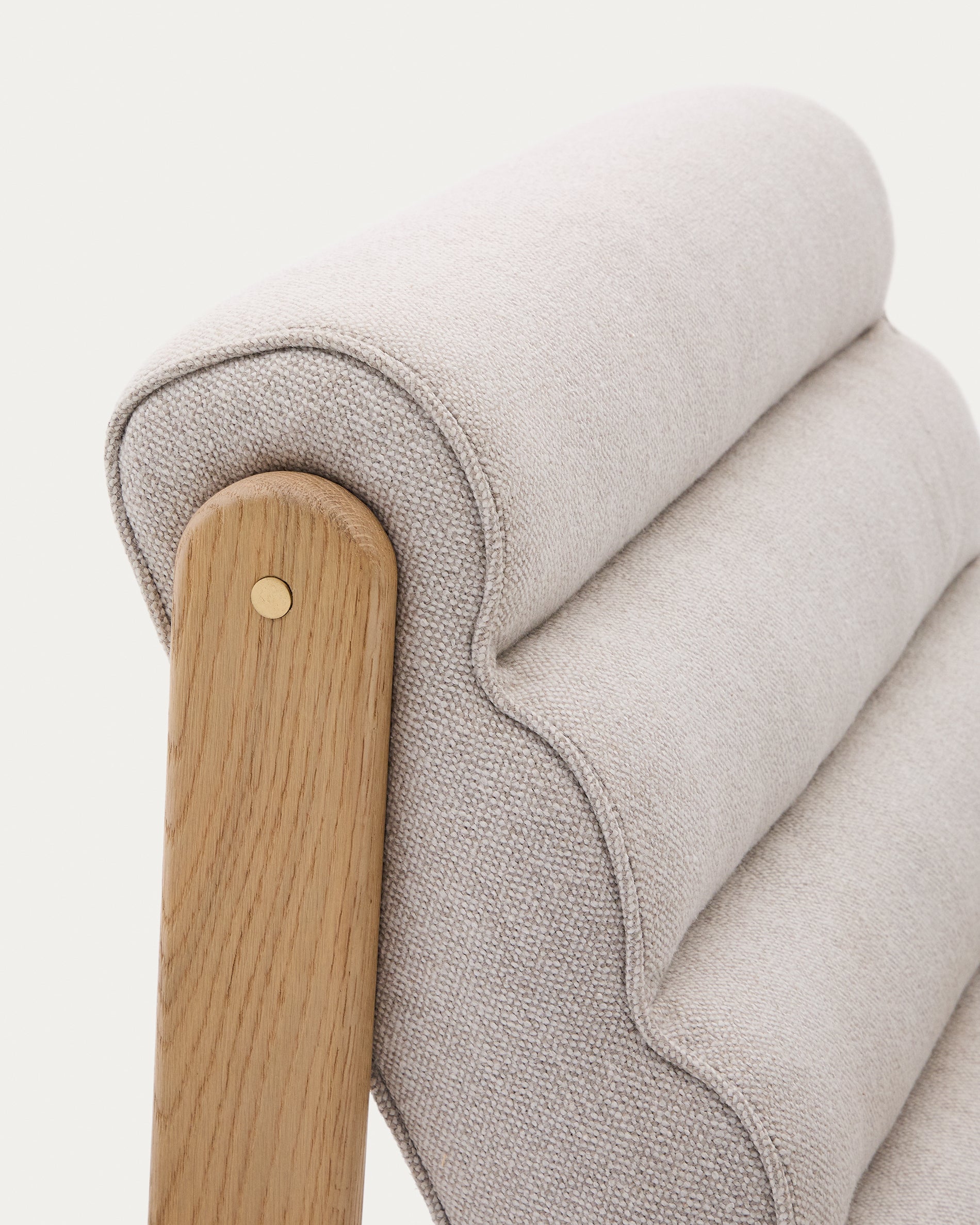 Magira beige armchair in solid oak wood with natural finish - Detail