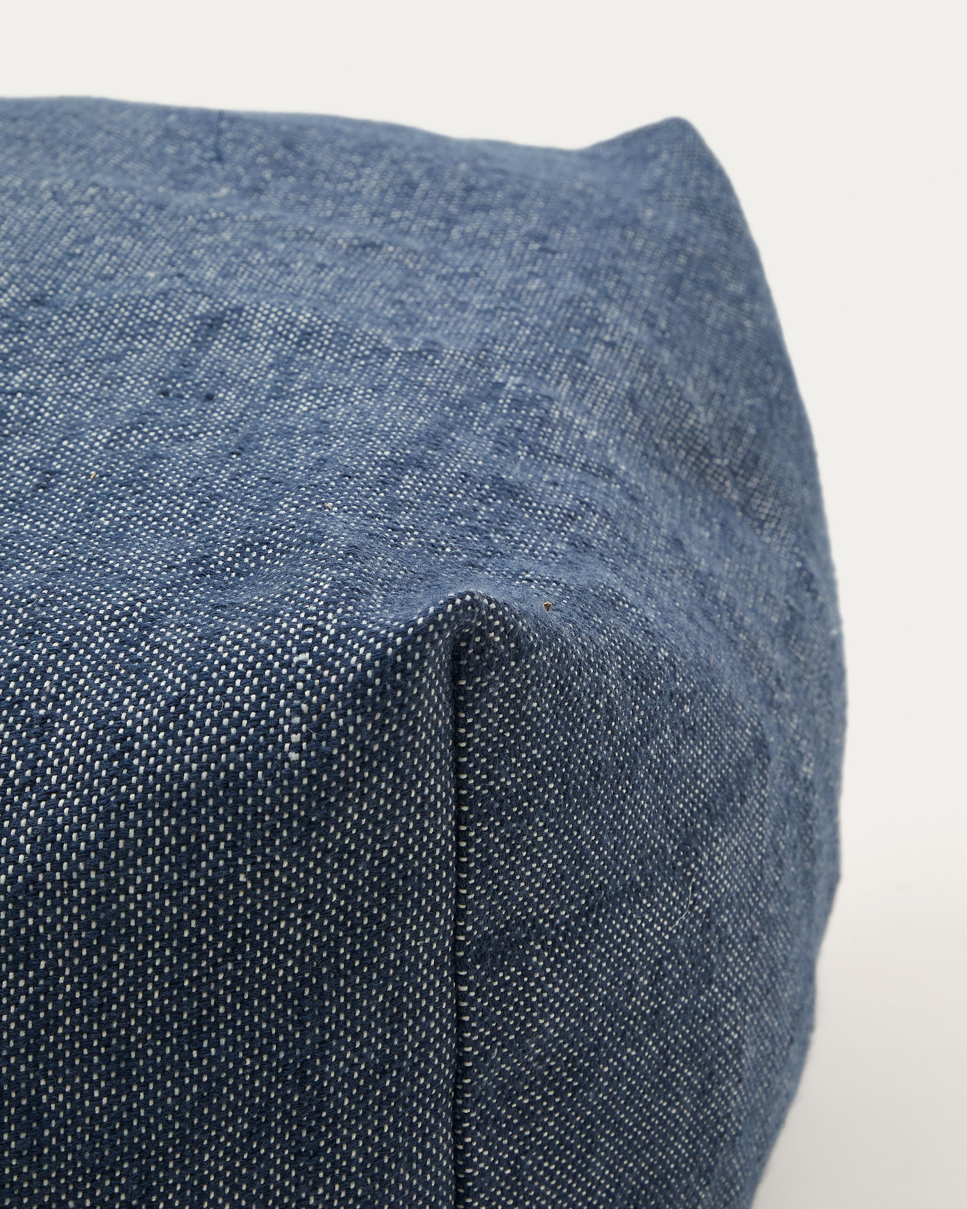 Vedell blue pouffe 100% PET 60 x 60 x 40 cm - Detail