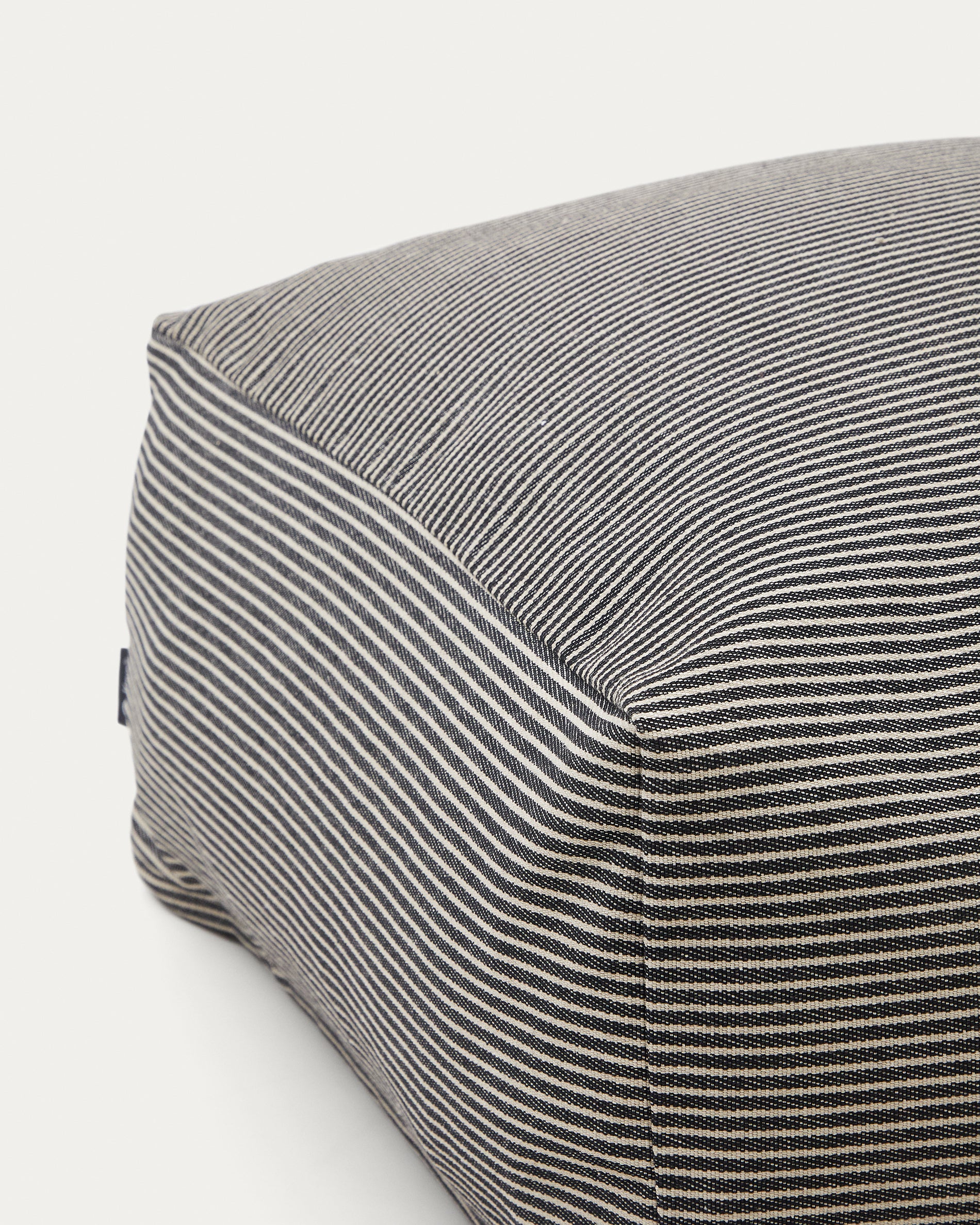 Famara pouffe with removable cover in cotton with navy blue stripes 60 x 60 x 40 cm - Detail