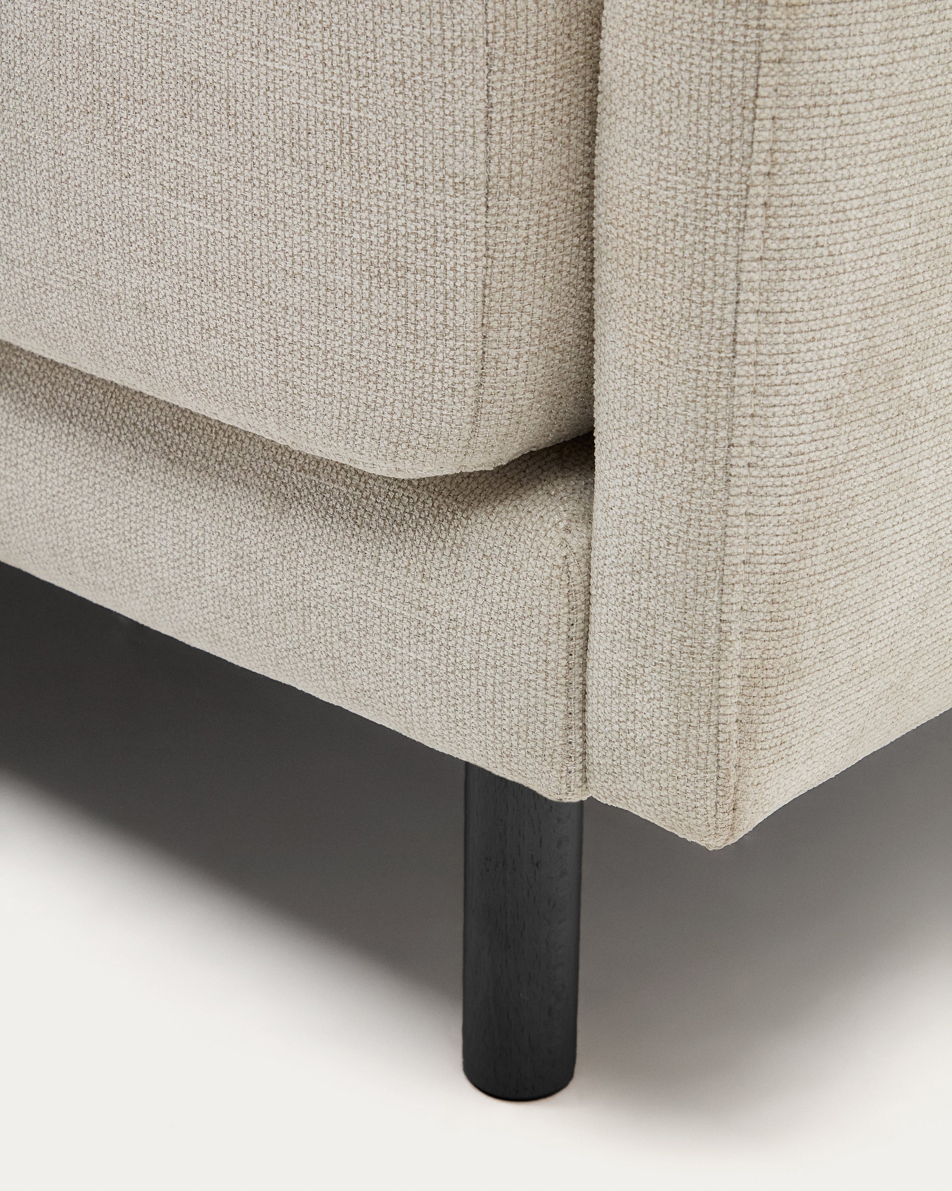 Gilma 2 seater sofa in chenille pearl with painted black finish legs, 170 cm - Detail