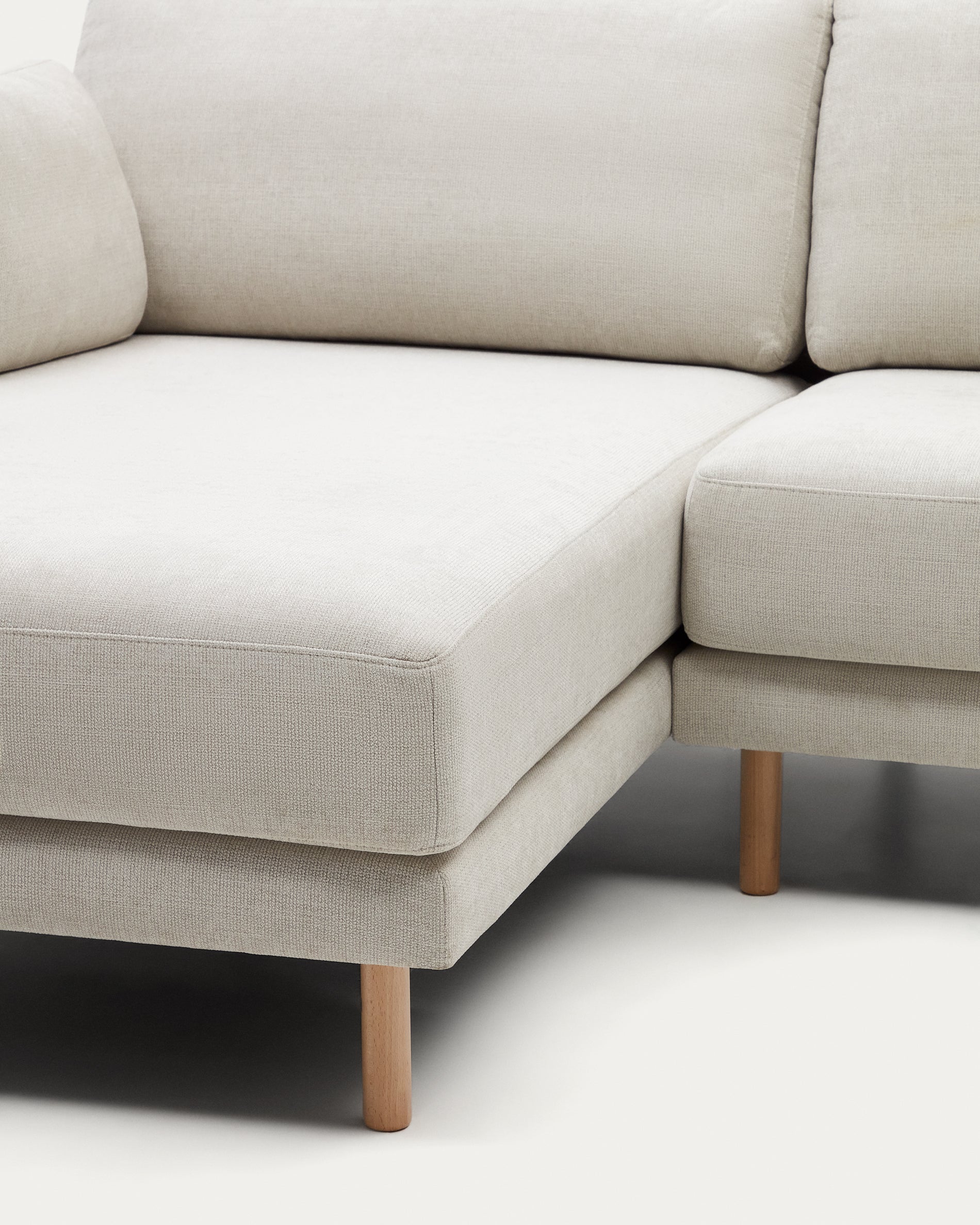 Gilma 3 seater sofa w/ right/left-hand chaise longue in chenille pearl, natural legs, 260 cm - Detail