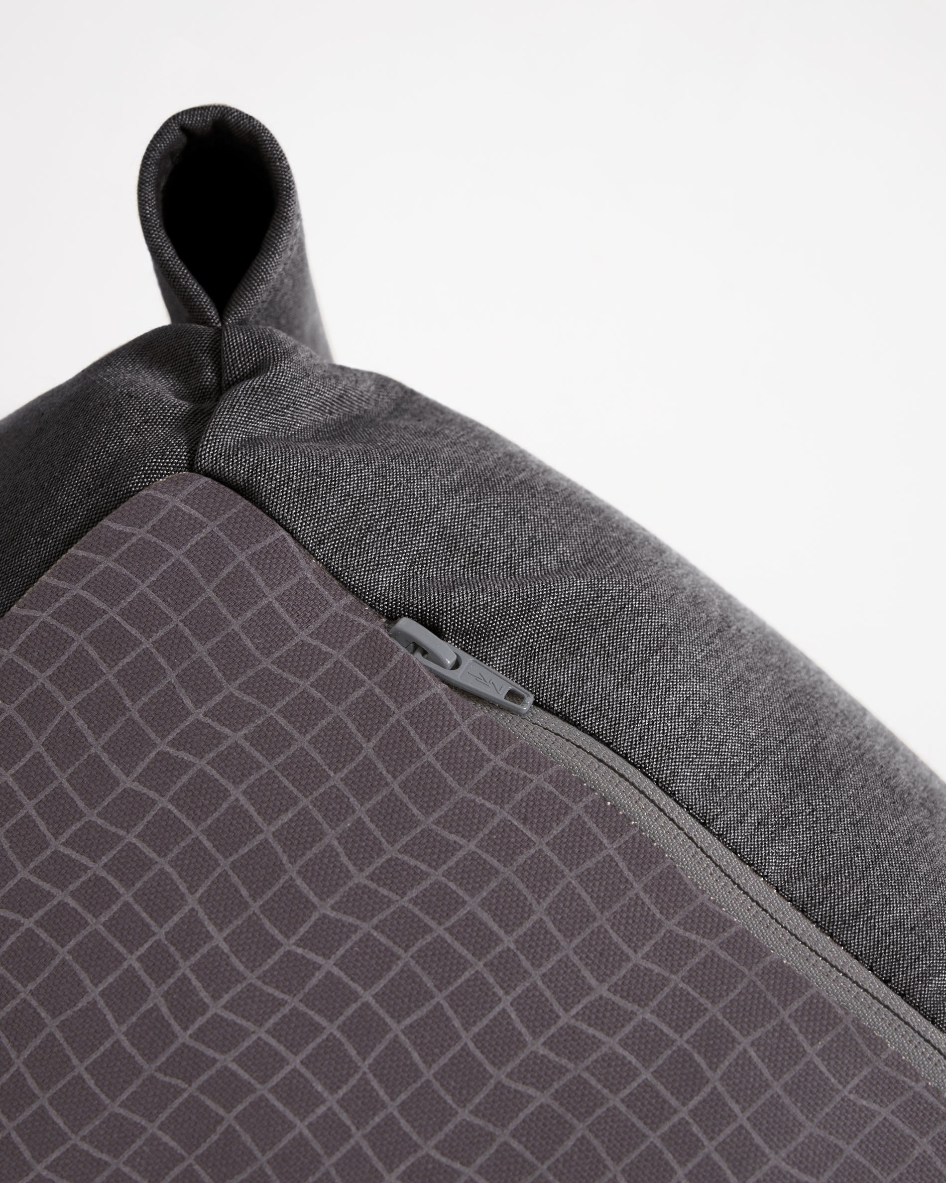 Square chaise longue pouffe with backrest in dark grey with black aluminium, 165 x 101 cm - Detail