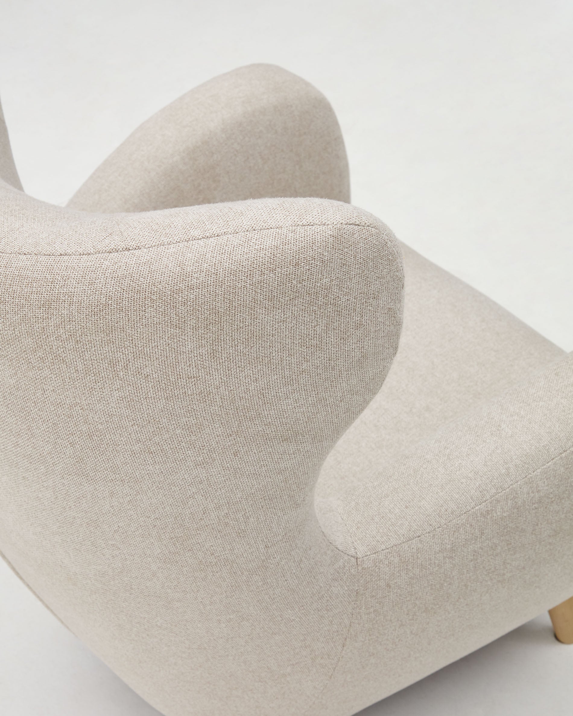 Patio beige armchair with solid beech wood legs FSC Mix Credit - Detail