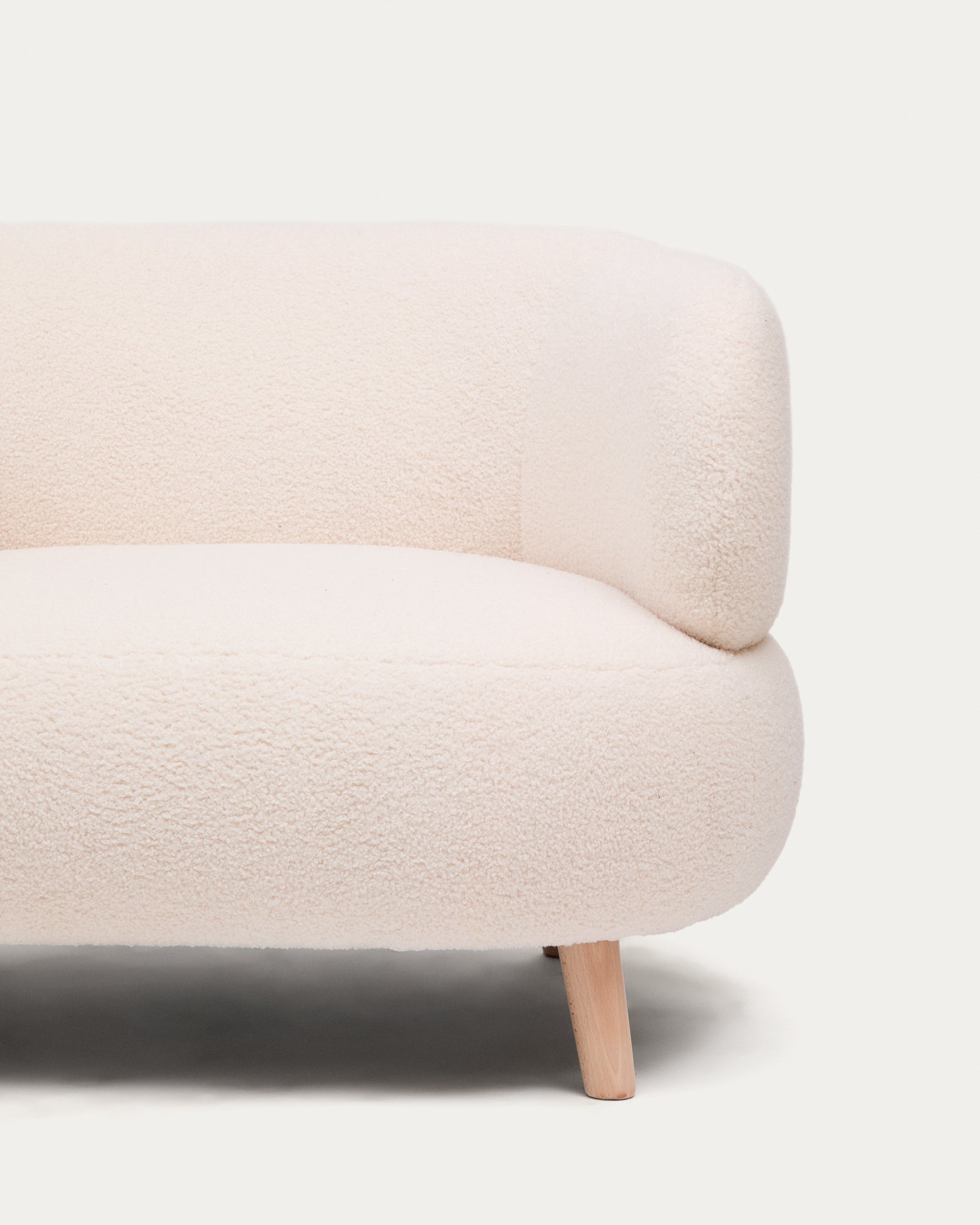 Luisa armchair in ecru boucle with solid beech wood legs 90 cm - Detail