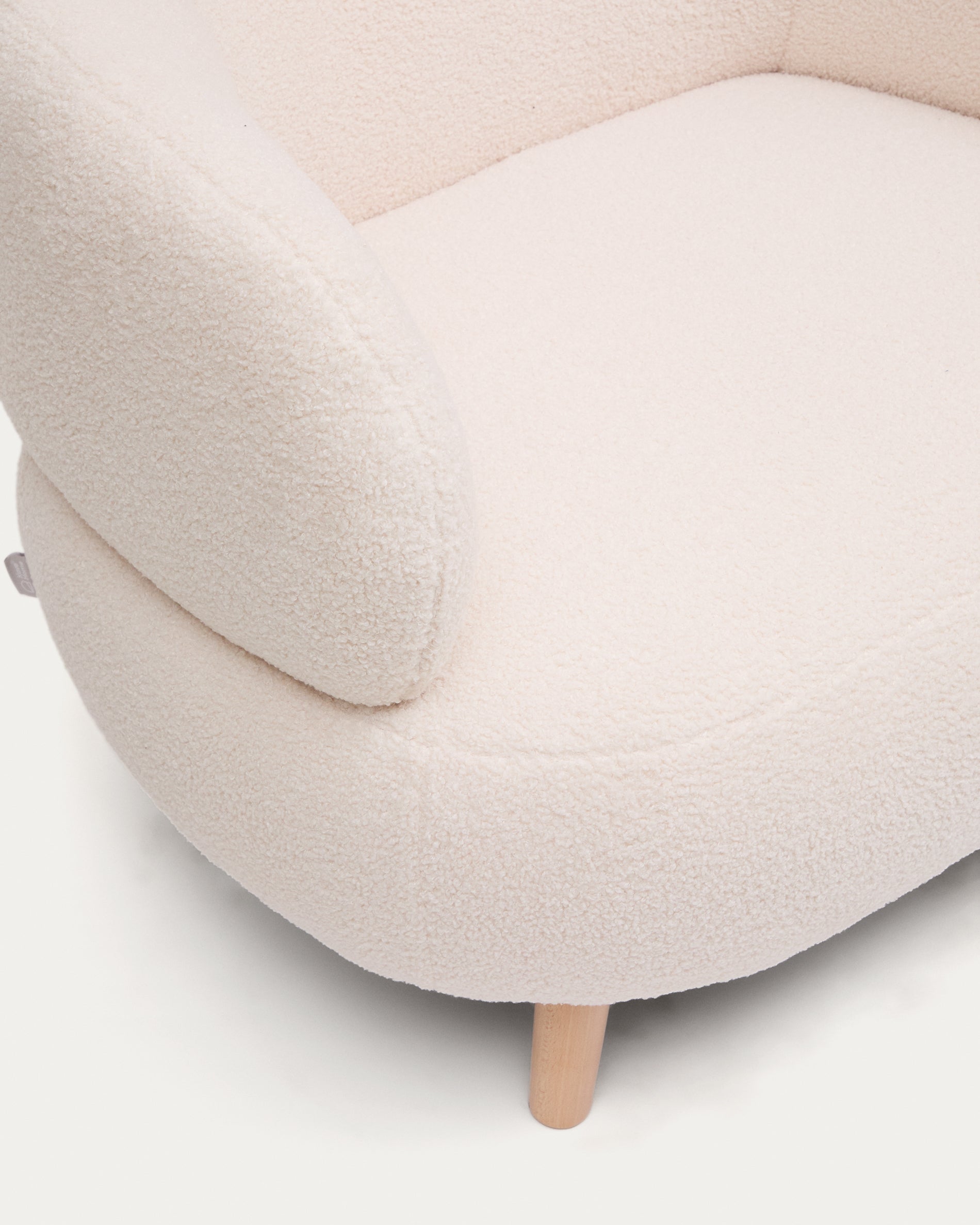Luisa armchair in ecru boucle with solid beech wood legs 90 cm - Detail
