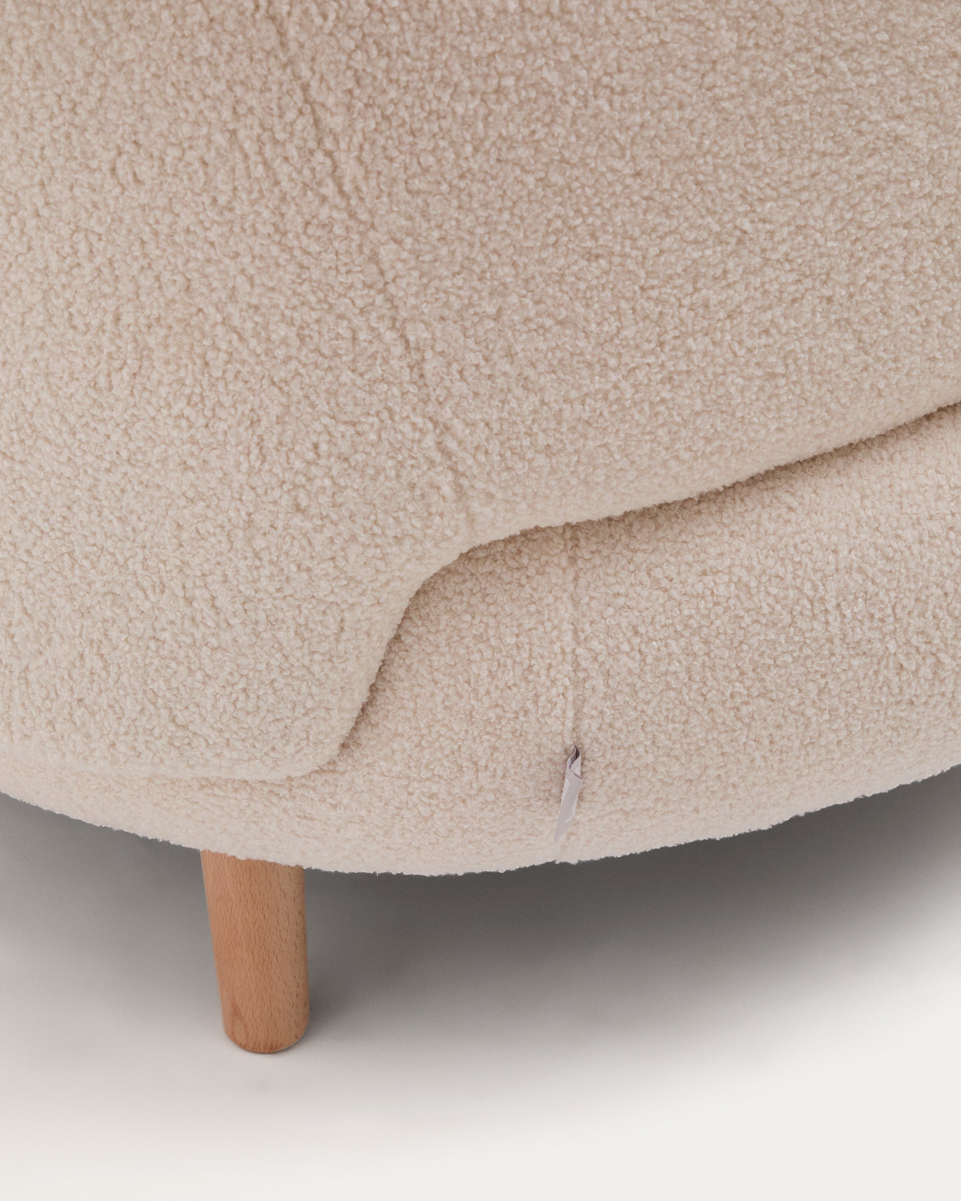 Luisa armchair in ecru boucle with solid beech wood legs 90 cm - Detail