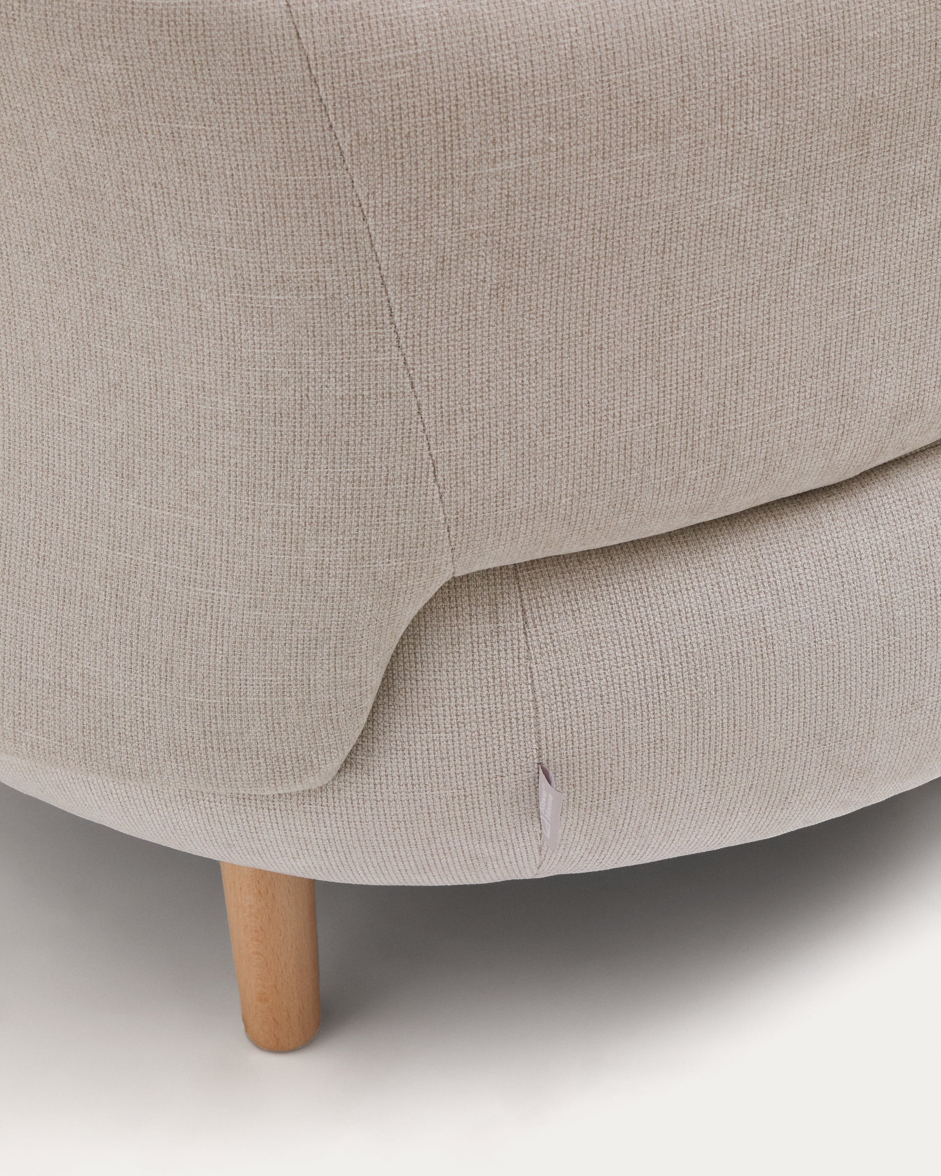 Luisa armchair in chenille pearl with solid beech wood legs 90 cm - Detail