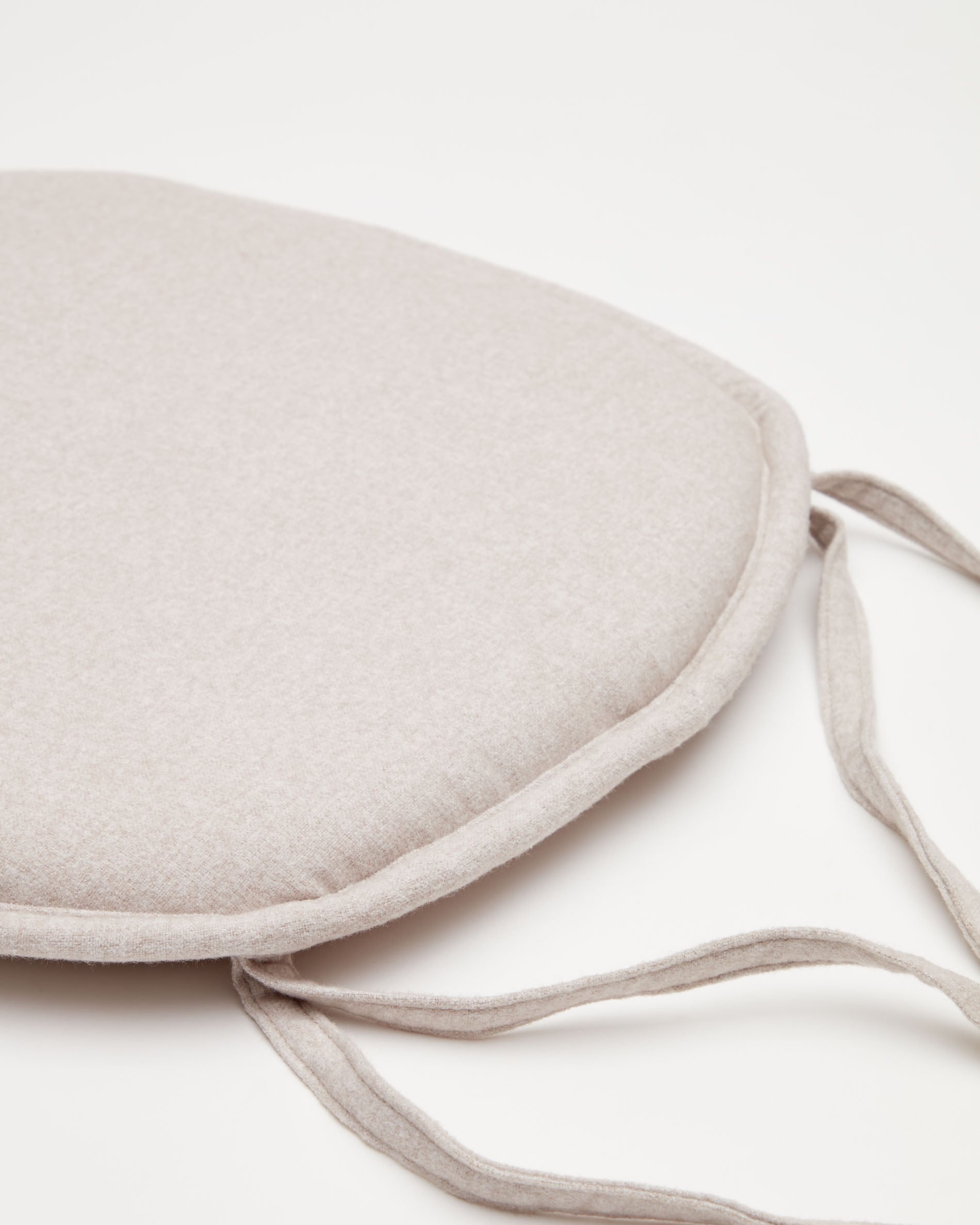 Cushion for Romane chair in beige 43 x 43 cm - Detail