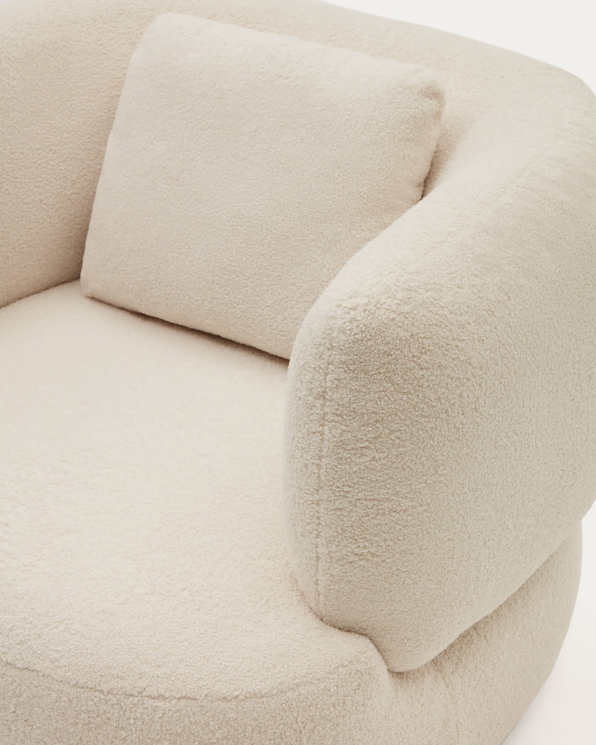 Martina armchair in creamy white bouclé with cushion