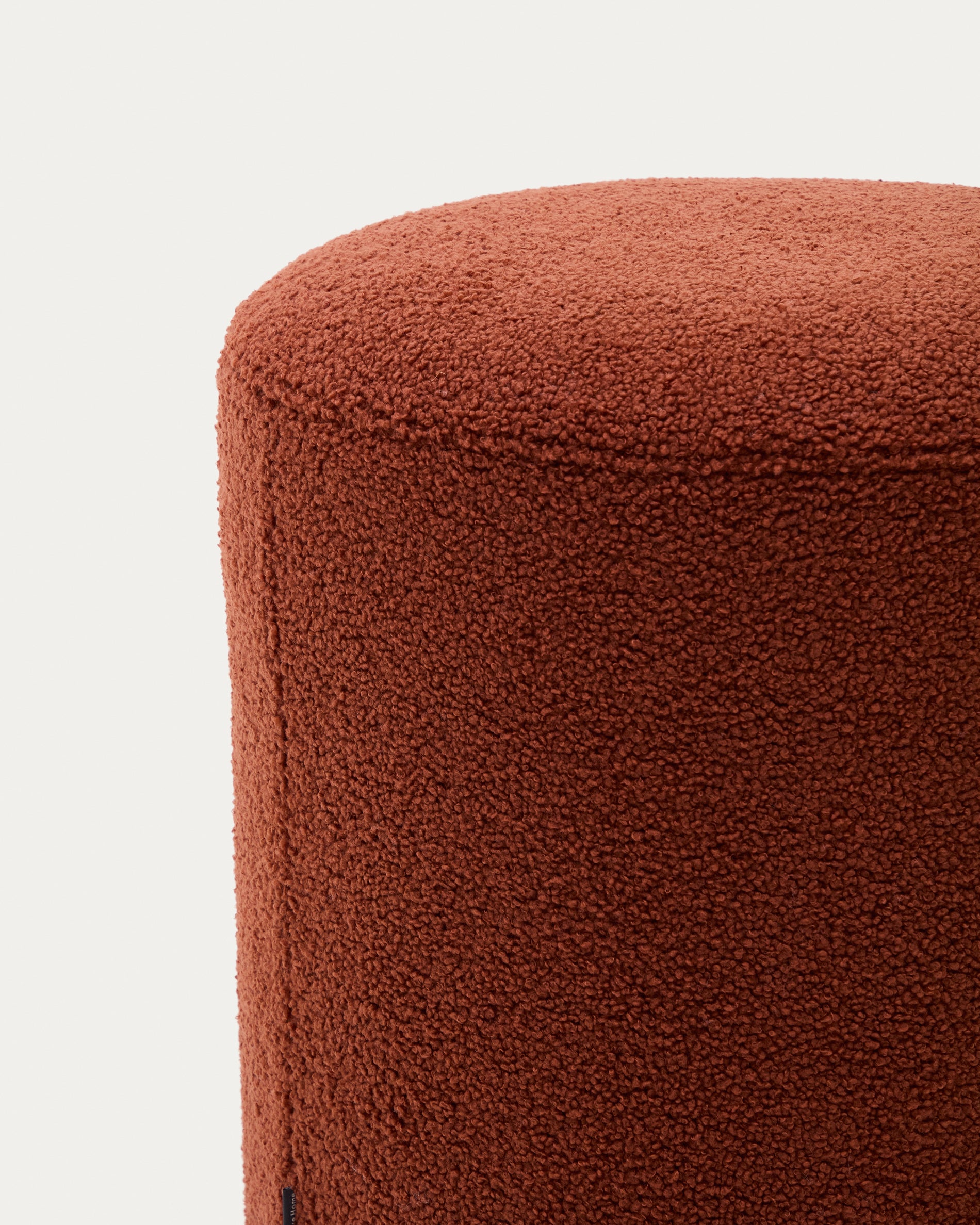 Kaeli footrest with removable cover in terracotta bouclé Ø 43 cm - Detail