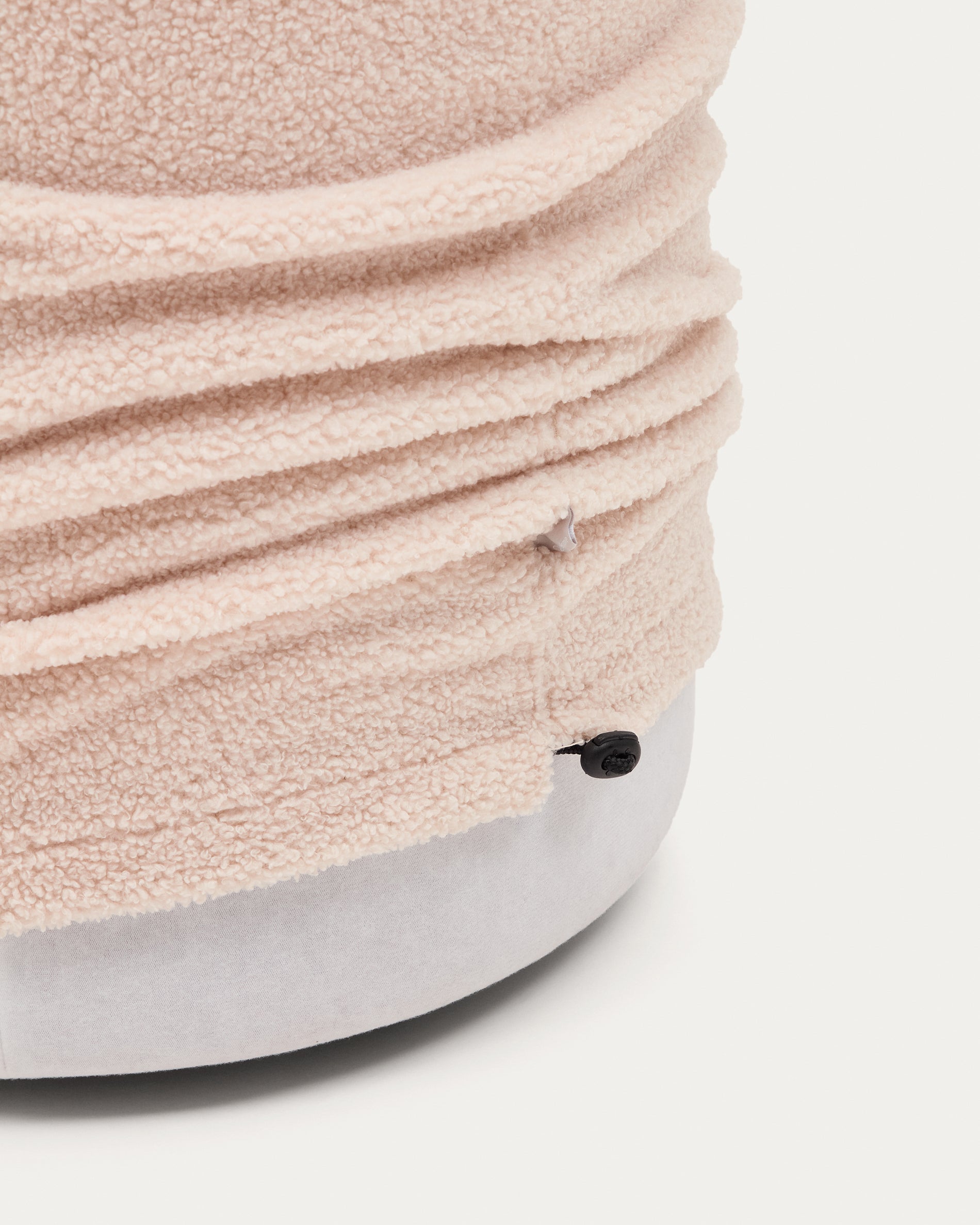 Kaeli footrest with removable cover in pink bouclé Ø 43 cm - Detail