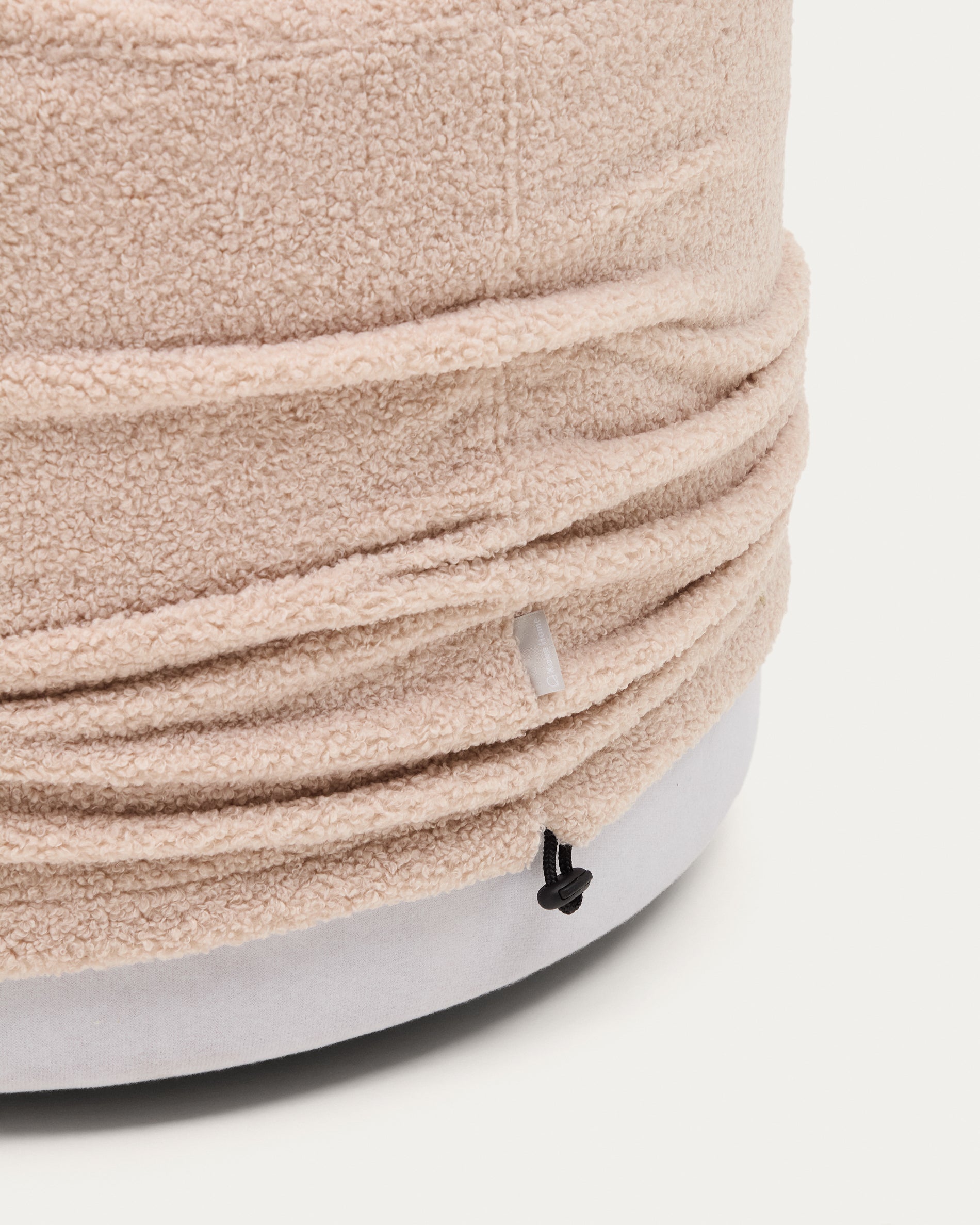 Kaeli footrest with removable cover in pink bouclé Ø 60 cm - Detail