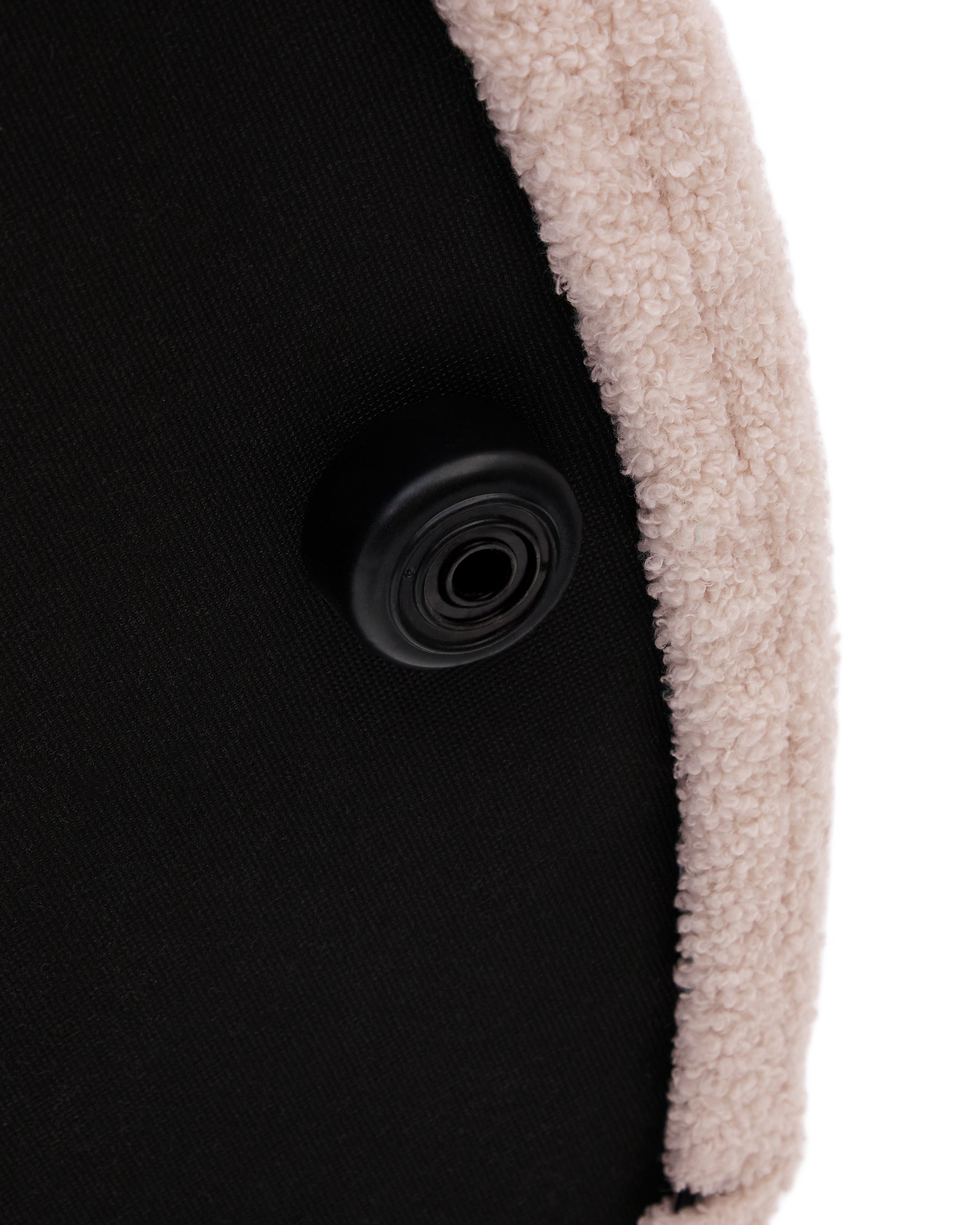 Kaeli footrest with removable cover in pink bouclé Ø 60 cm - Detail