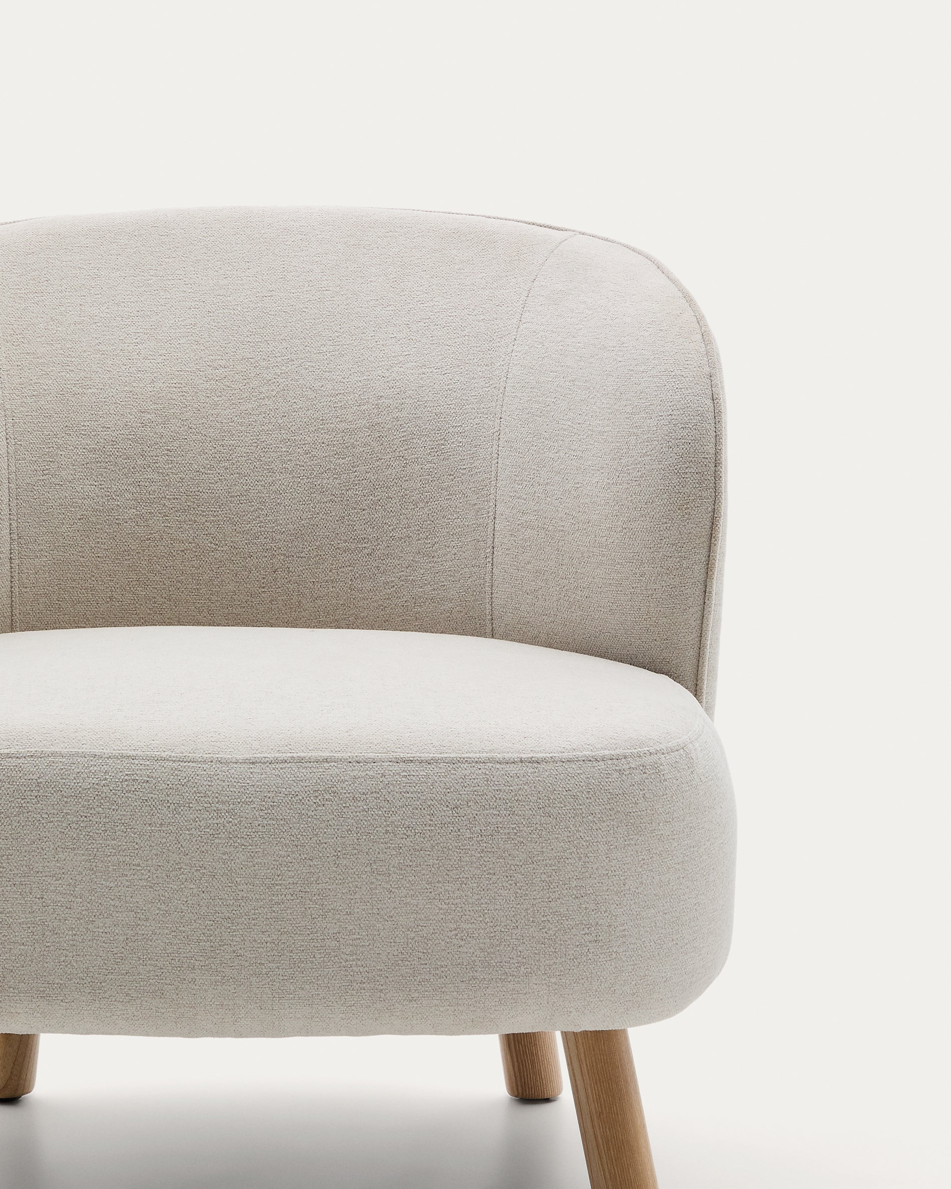Ulit armchair in beige chenille with solid beech wood legs in a natural finish - Detail