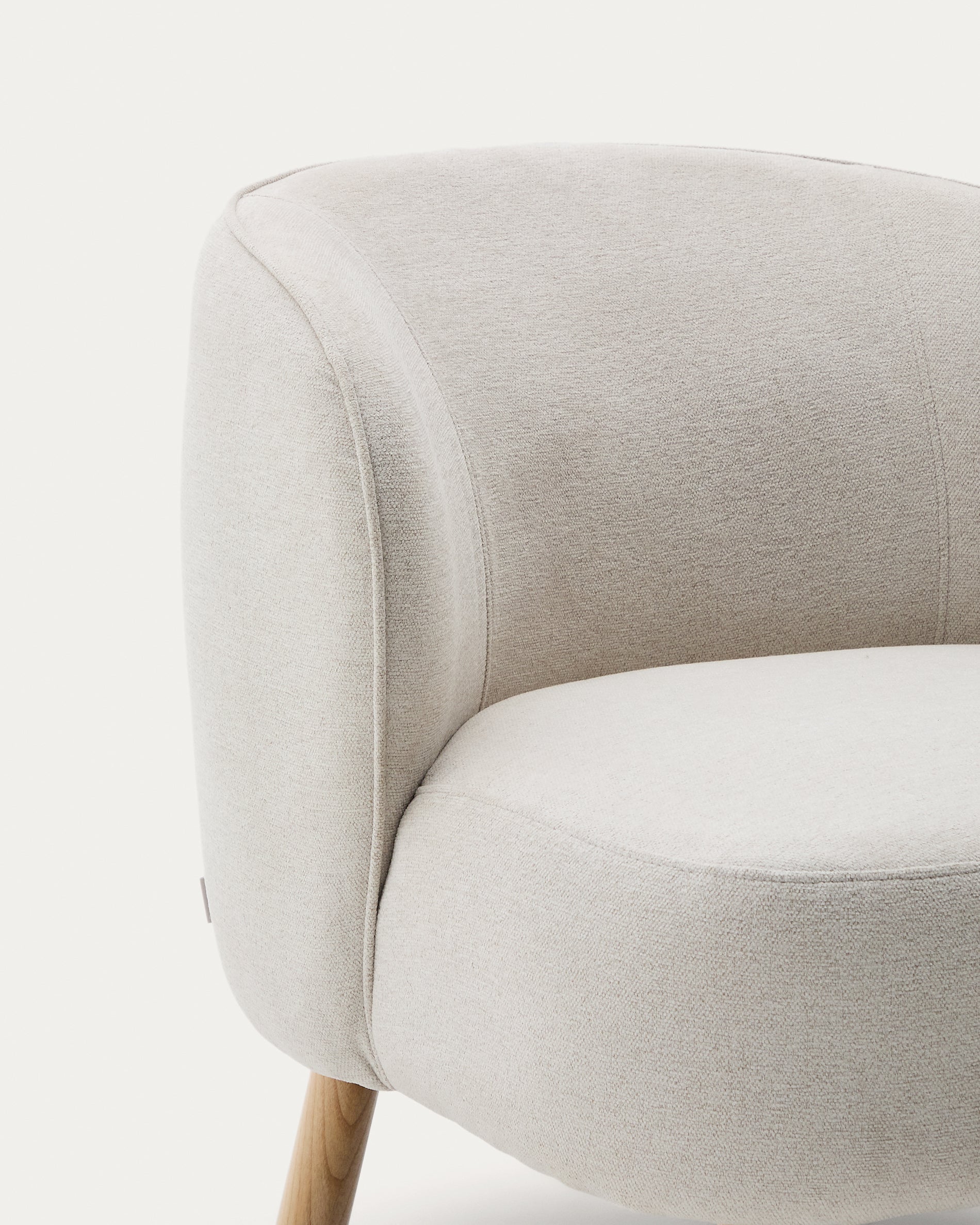 Ulit armchair in beige chenille with solid beech wood legs in a natural finish - Detail