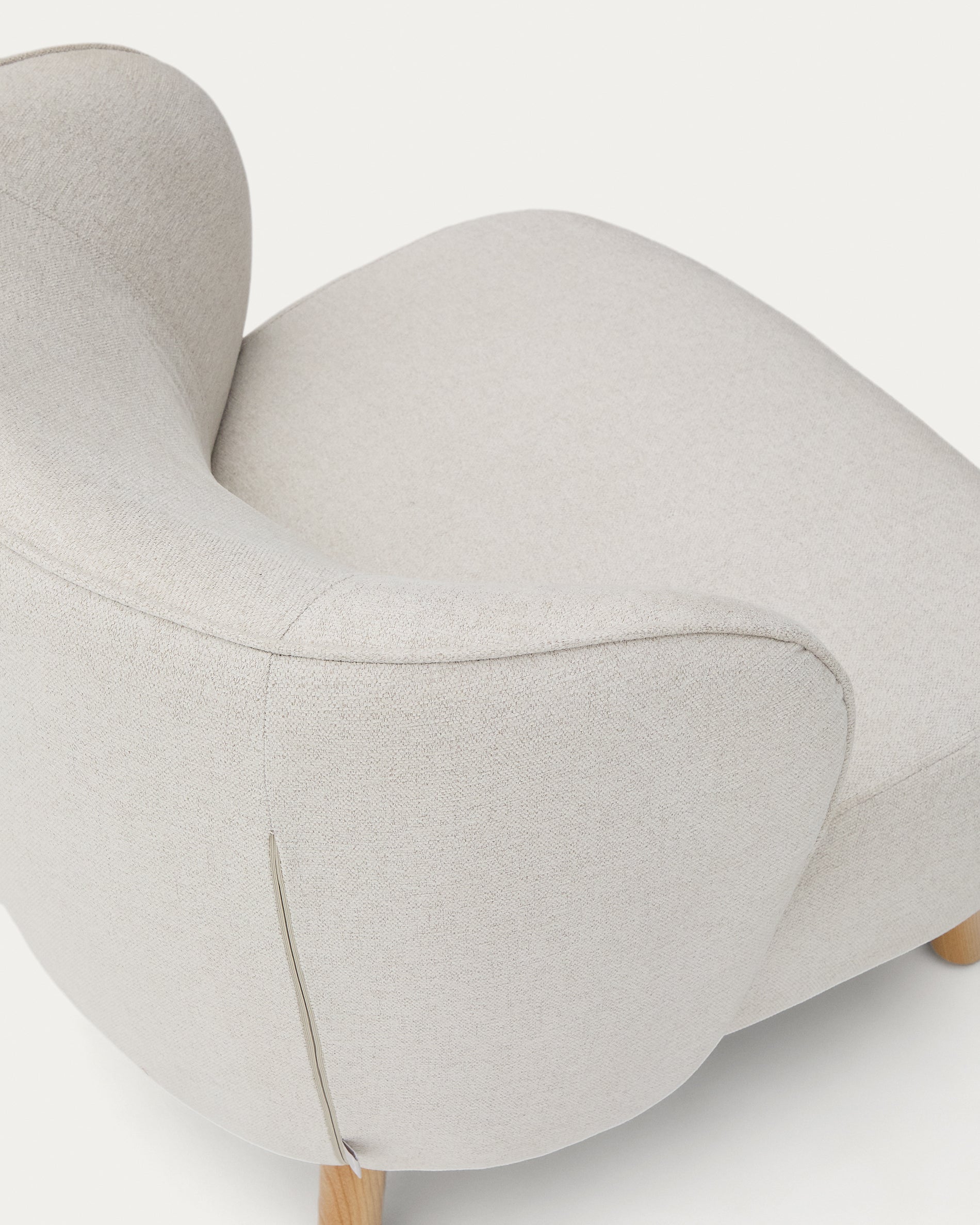 Ulit armchair in beige chenille with solid beech wood legs in a natural finish - Detail