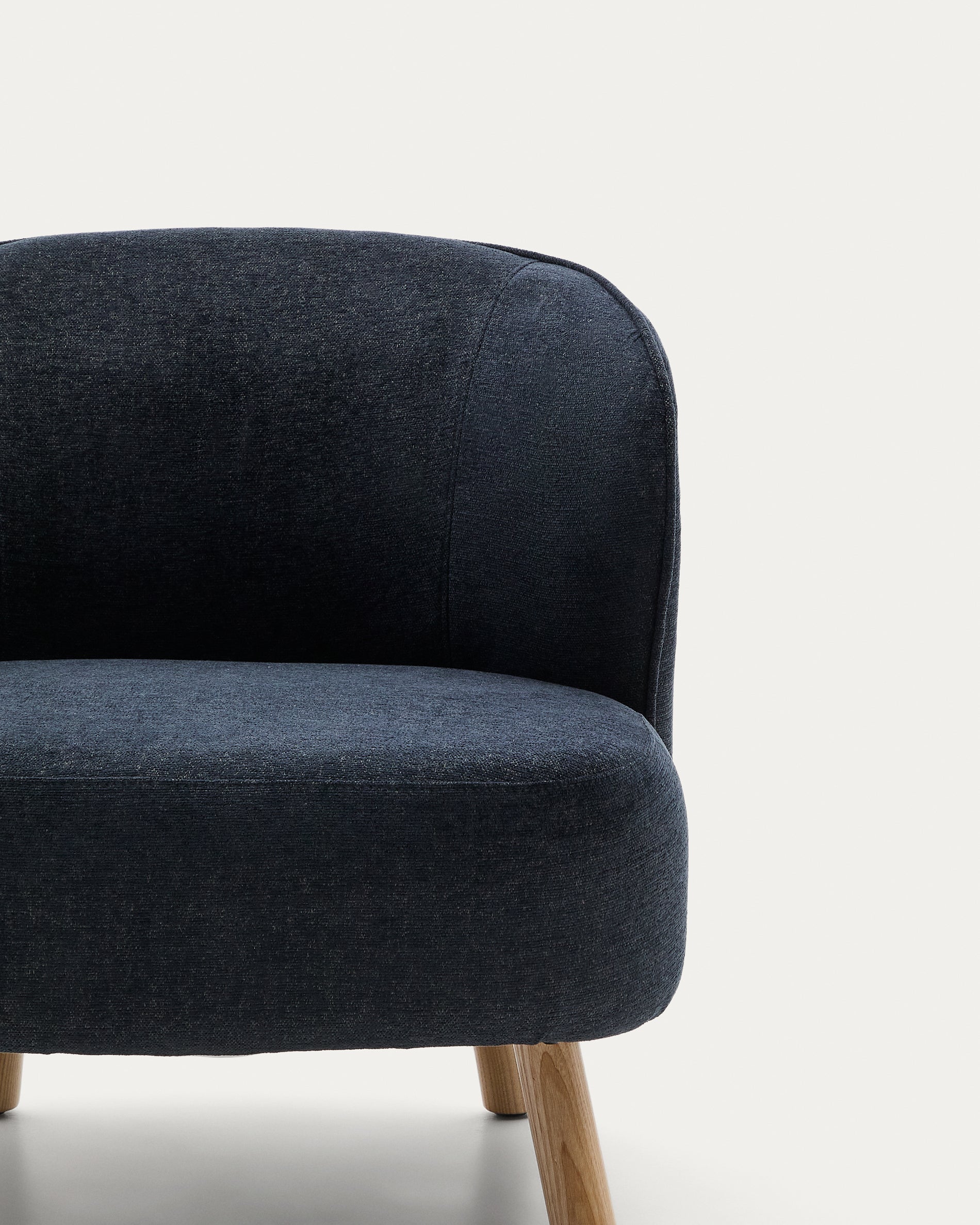Ulit armchair in blue-grey chenille with solid beech wood legs in a natural finish - Detail