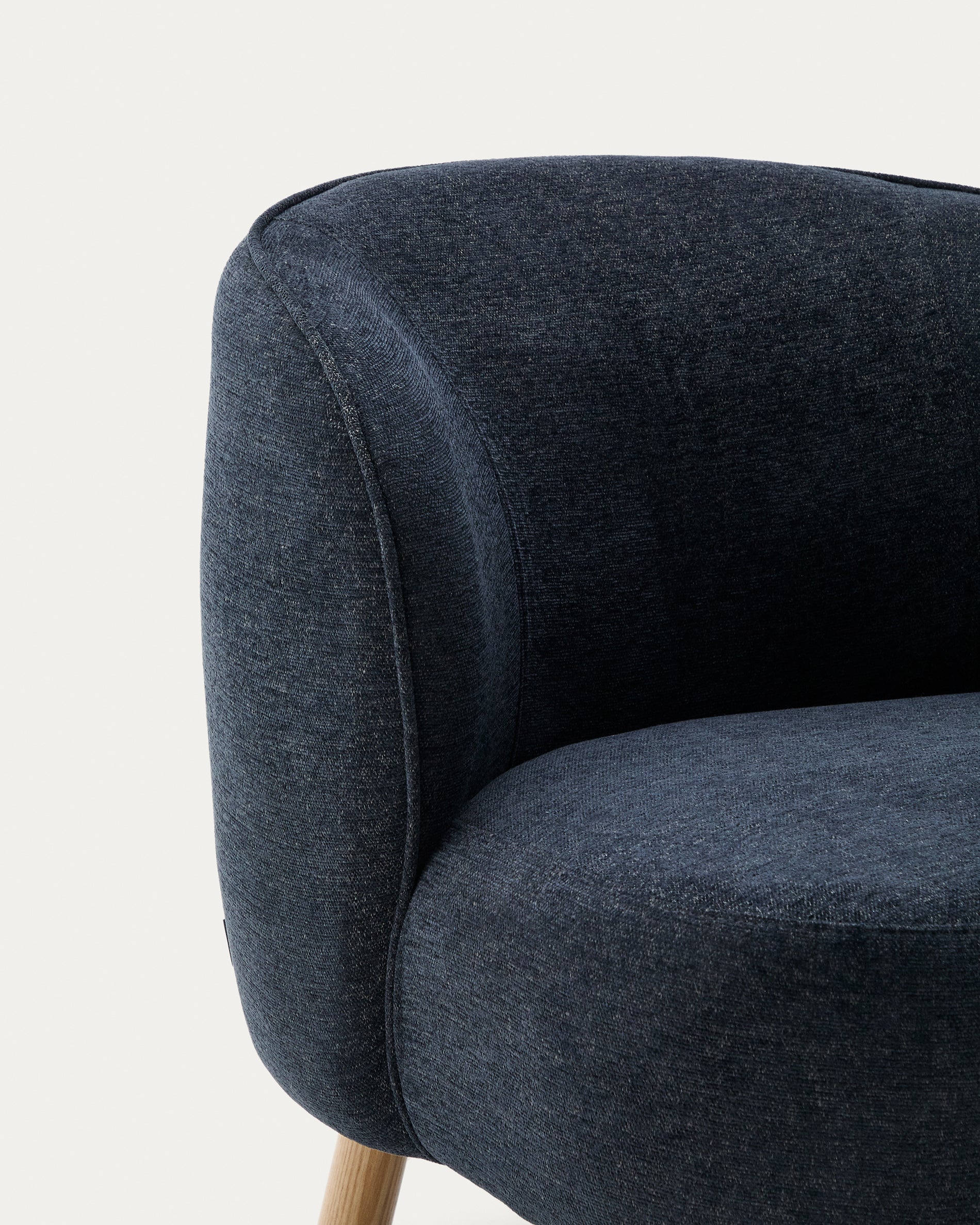 Ulit armchair in blue-grey chenille with solid beech wood legs in a natural finish - Detail