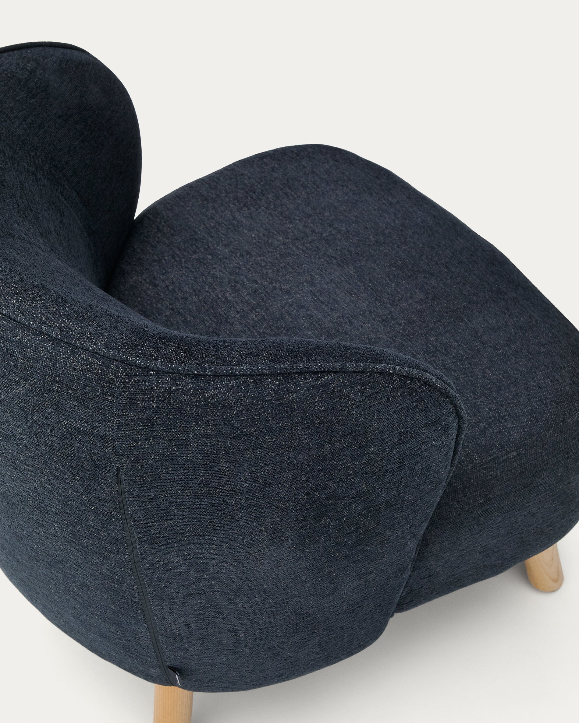 Ulit armchair in blue-grey chenille with solid beech wood legs in a natural finish - Detail