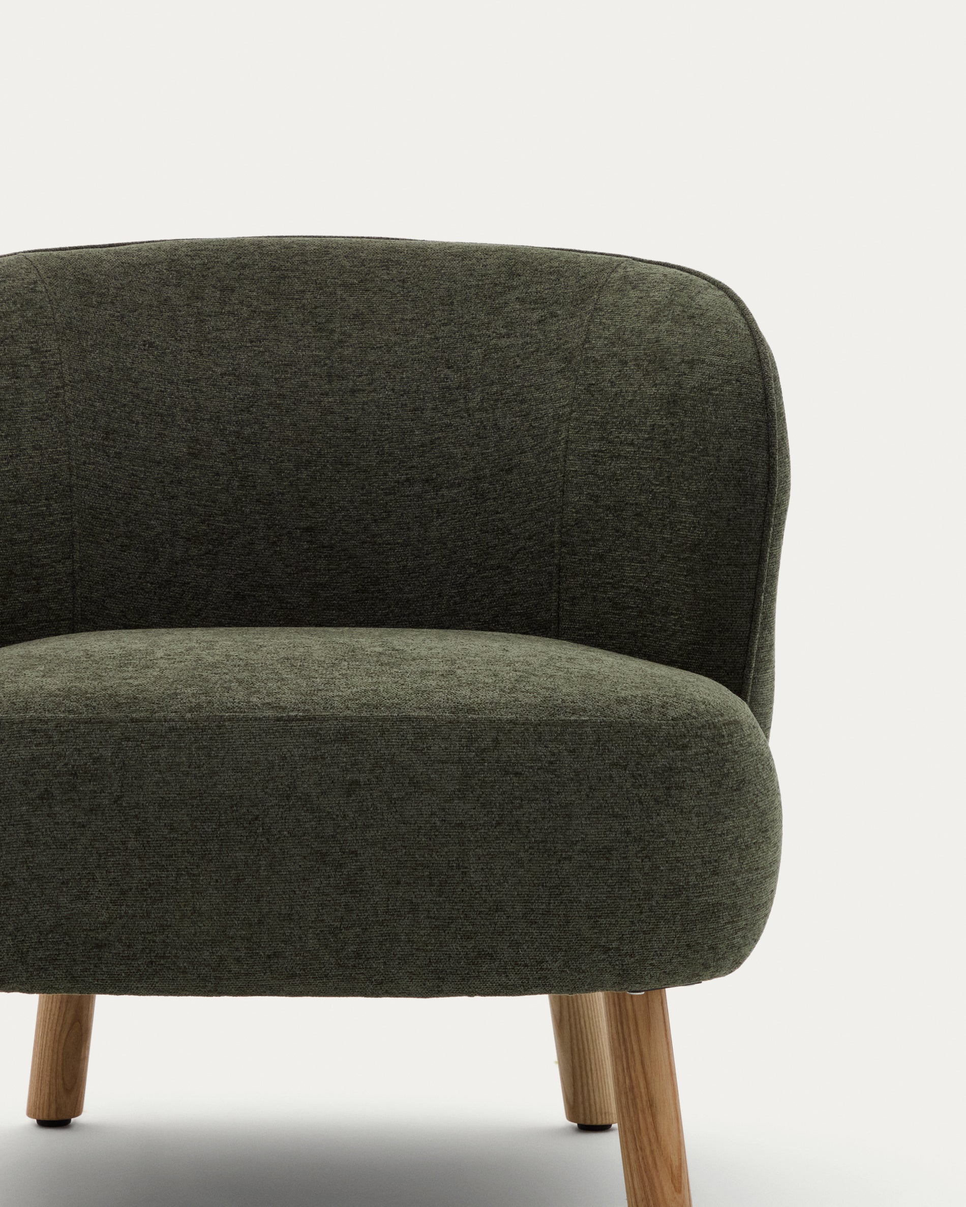 Ulit armchair in green chenille with solid beech wood legs in a natural finish - Detail