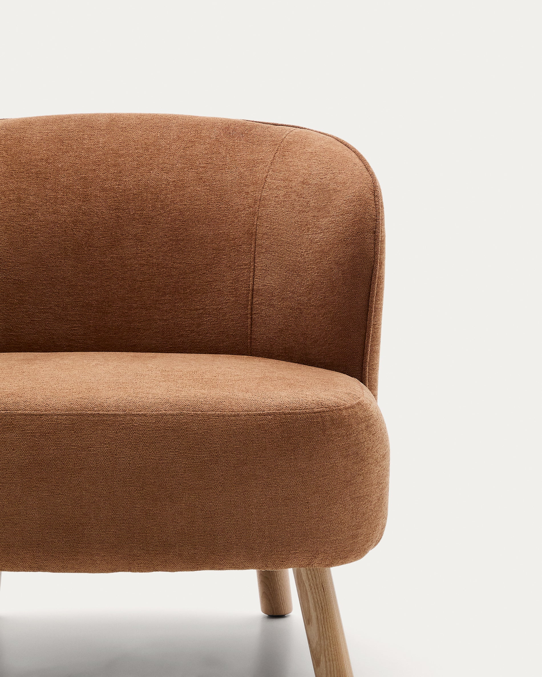 Ulit armchair in terracotta chenille with solid beech wood legs in a natural finish - Detail