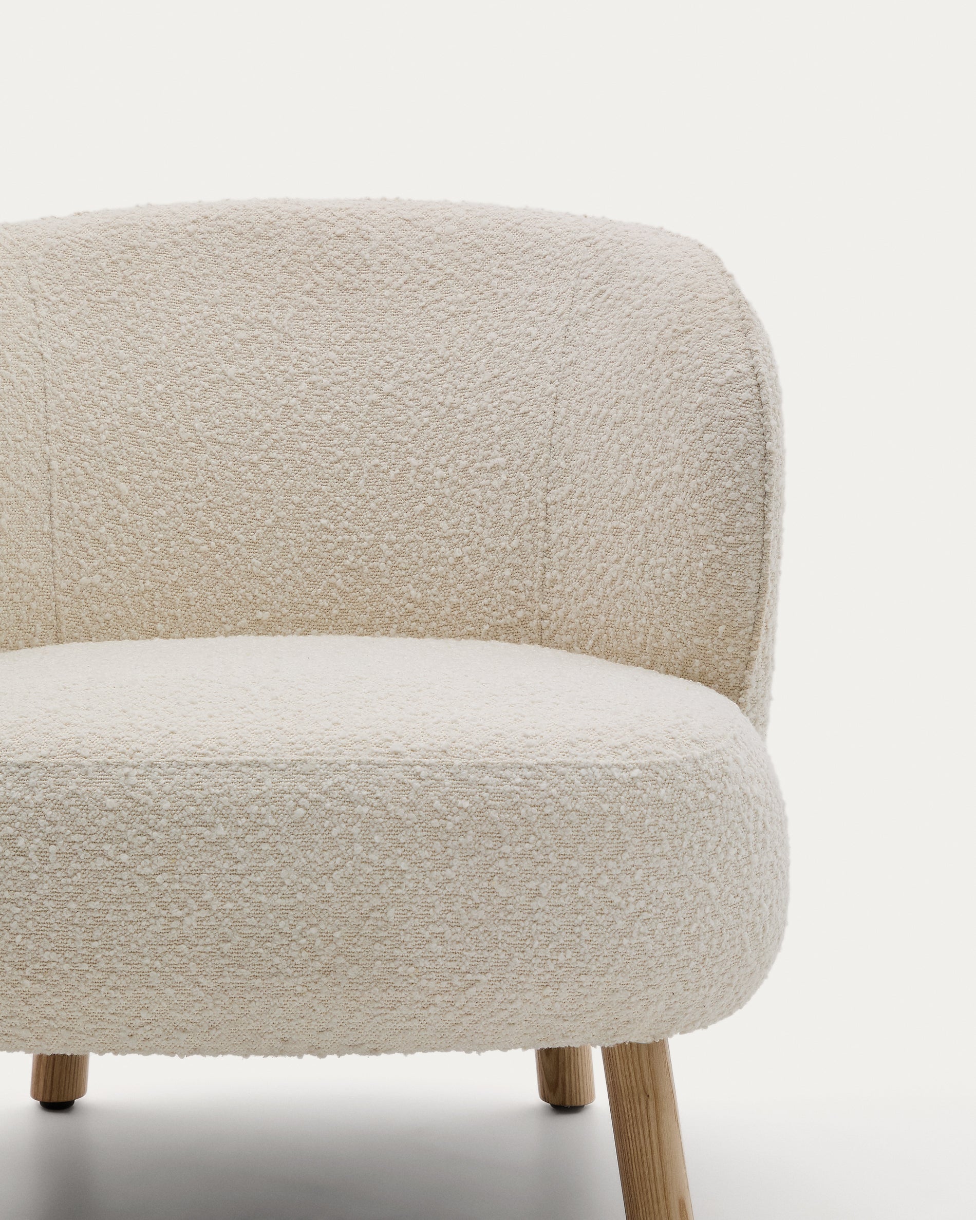Ulit armchair in white bouclé with solid beech wood legs in a natural finish - Detail