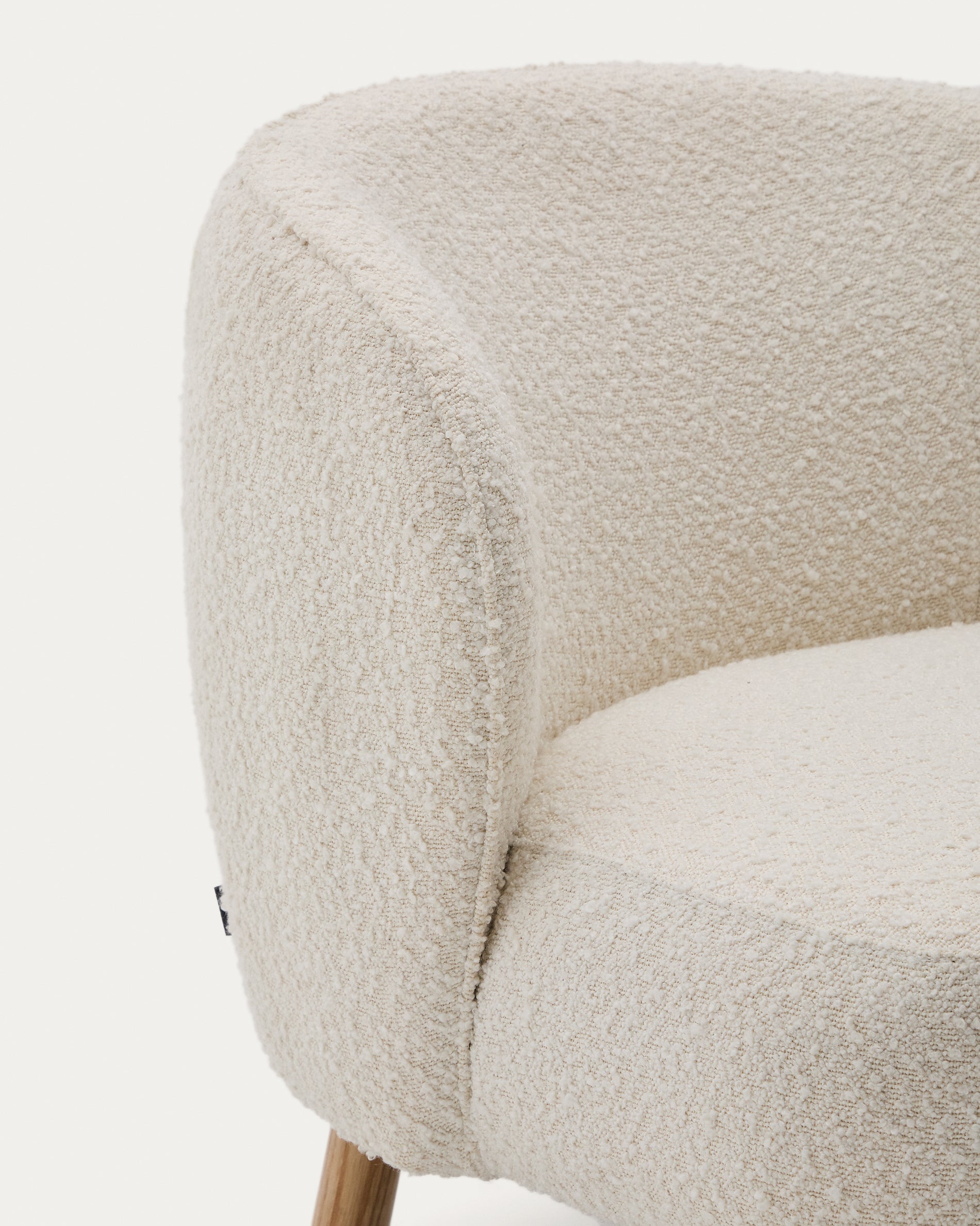 Ulit armchair in white bouclé with solid beech wood legs in a natural finish - Detail