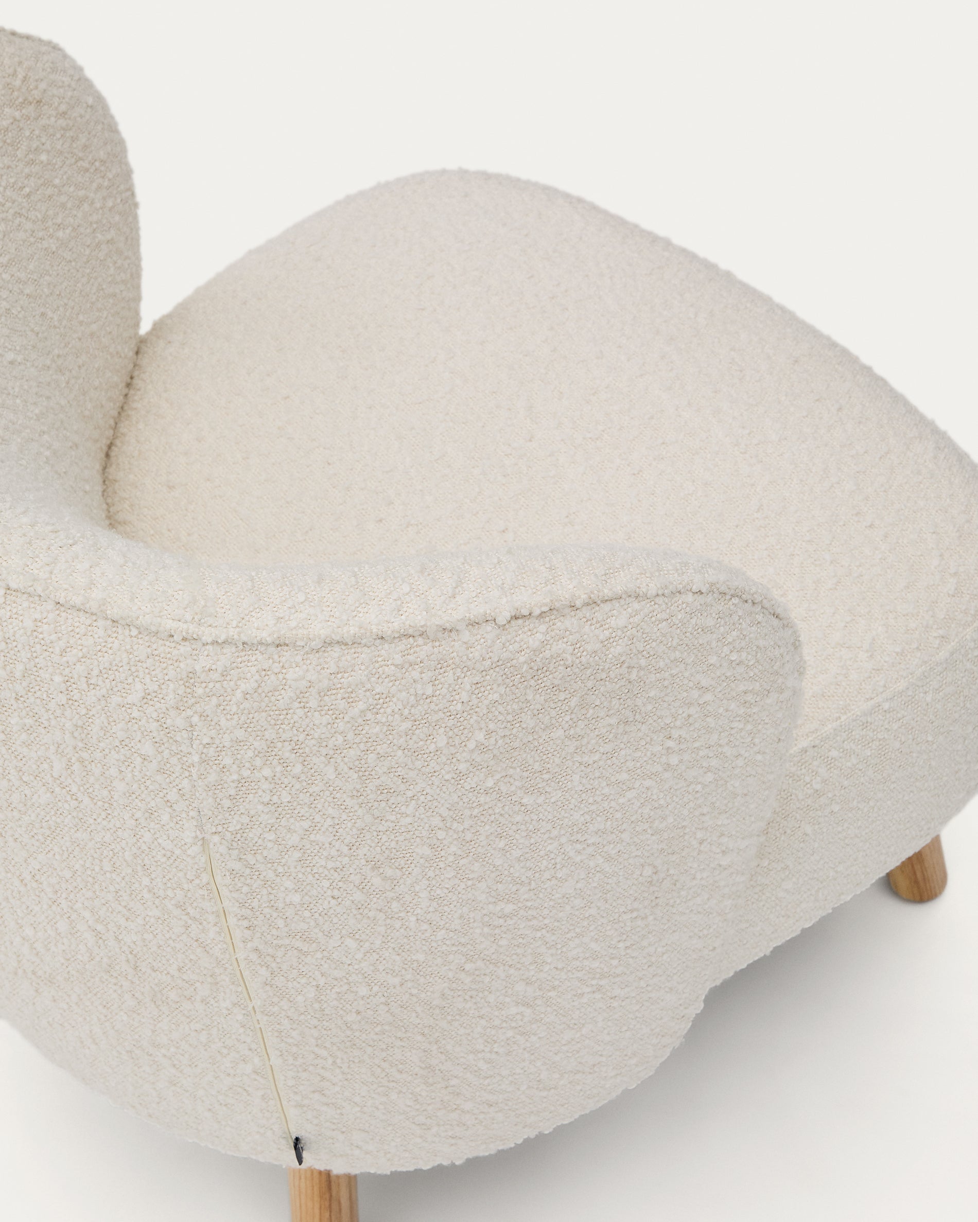 Ulit armchair in white bouclé with solid beech wood legs in a natural finish - Detail