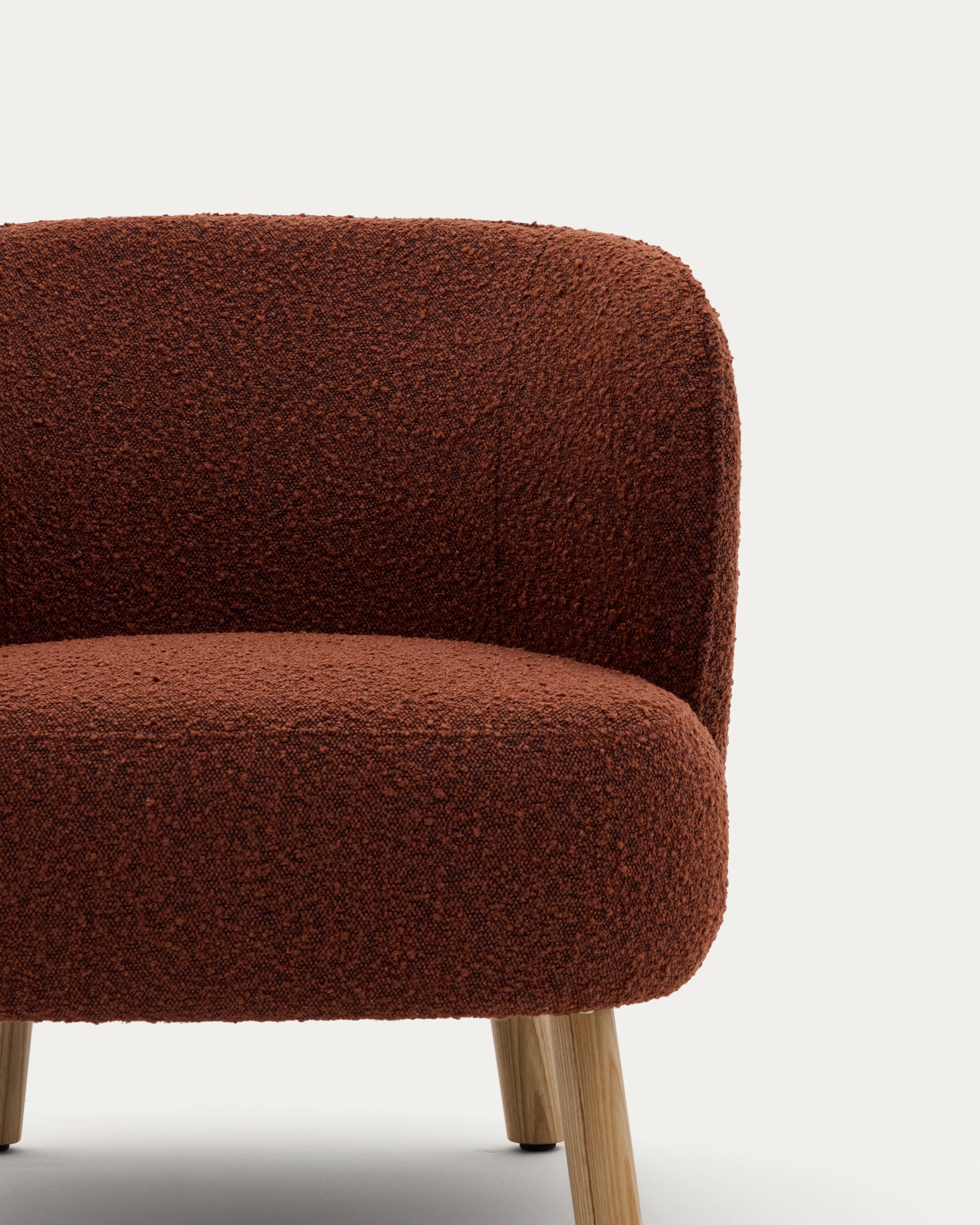 Ulit armchair in terracotta bouclé with solid beech wood legs in a natural finish - Detail