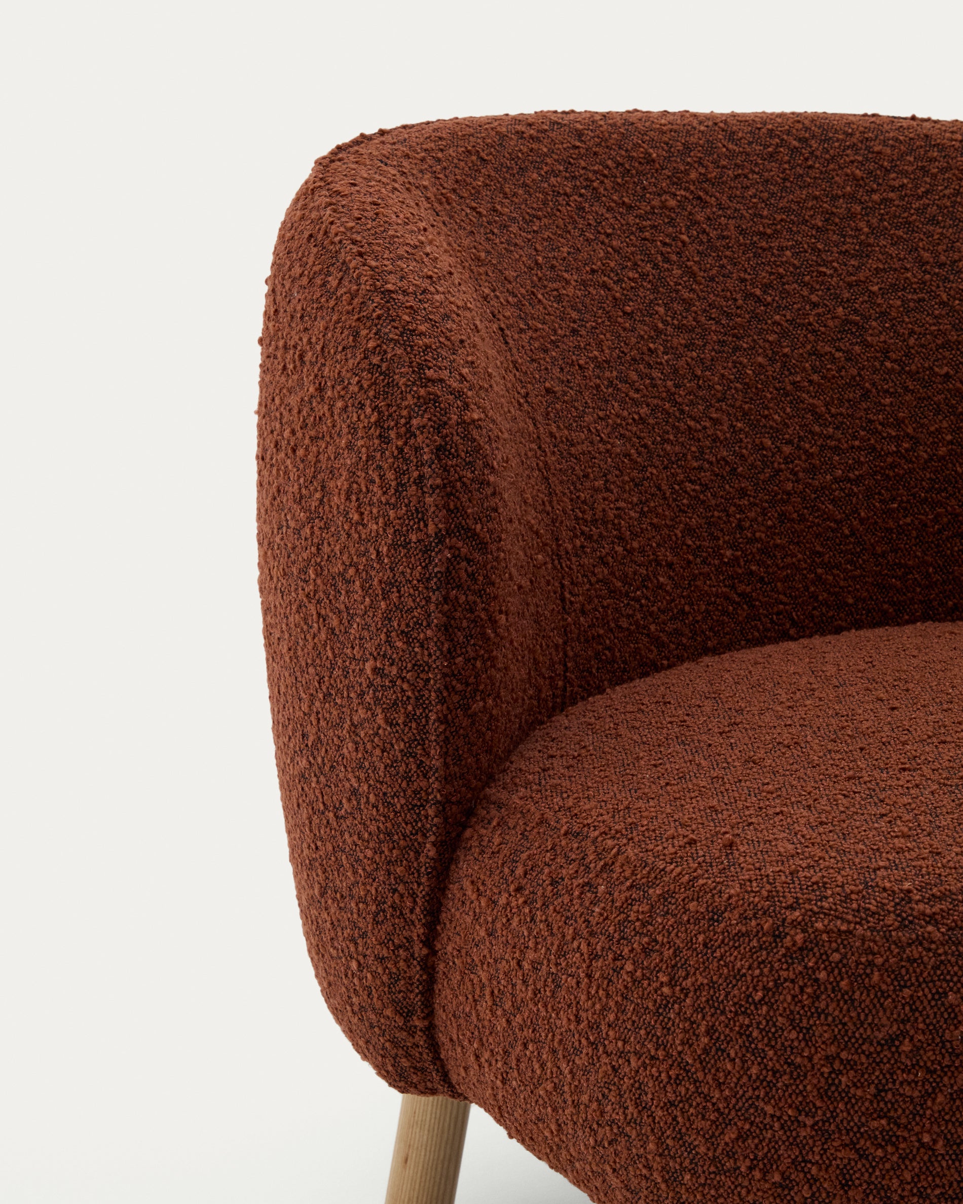 Ulit armchair in terracotta bouclé with solid beech wood legs in a natural finish - Detail