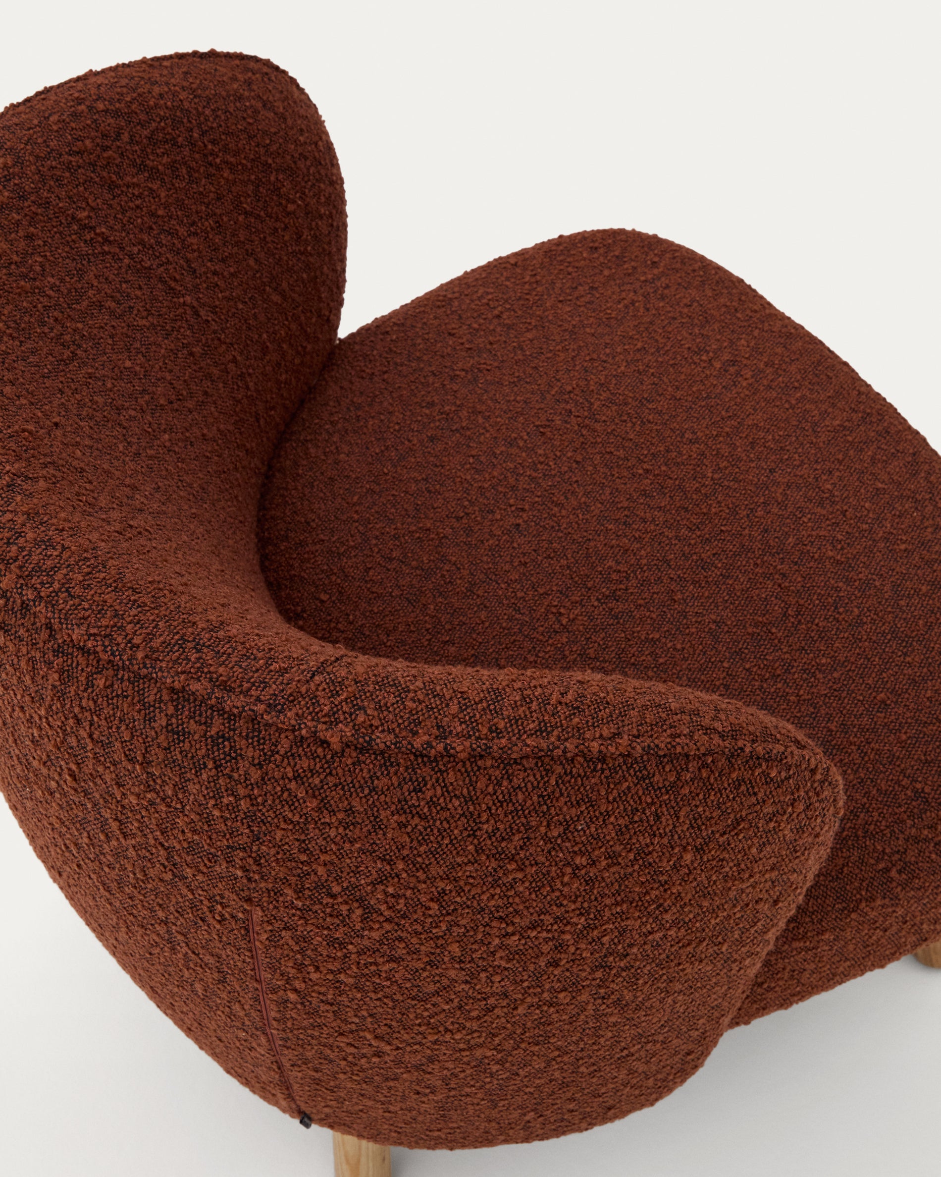Ulit armchair in terracotta bouclé with solid beech wood legs in a natural finish - Detail