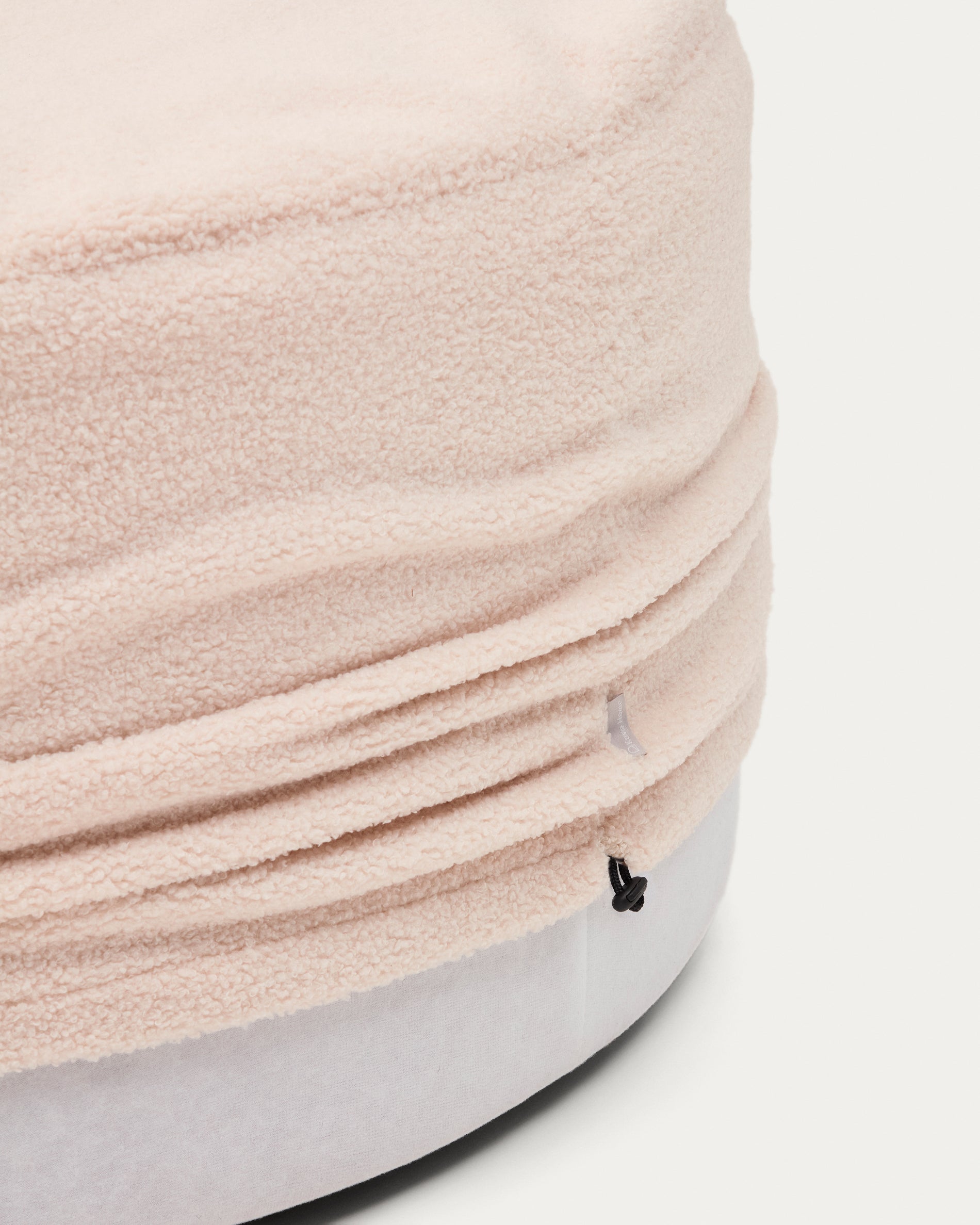 Kaeli footrest with removable cover in pink bouclé Ø 90 cm - Detail