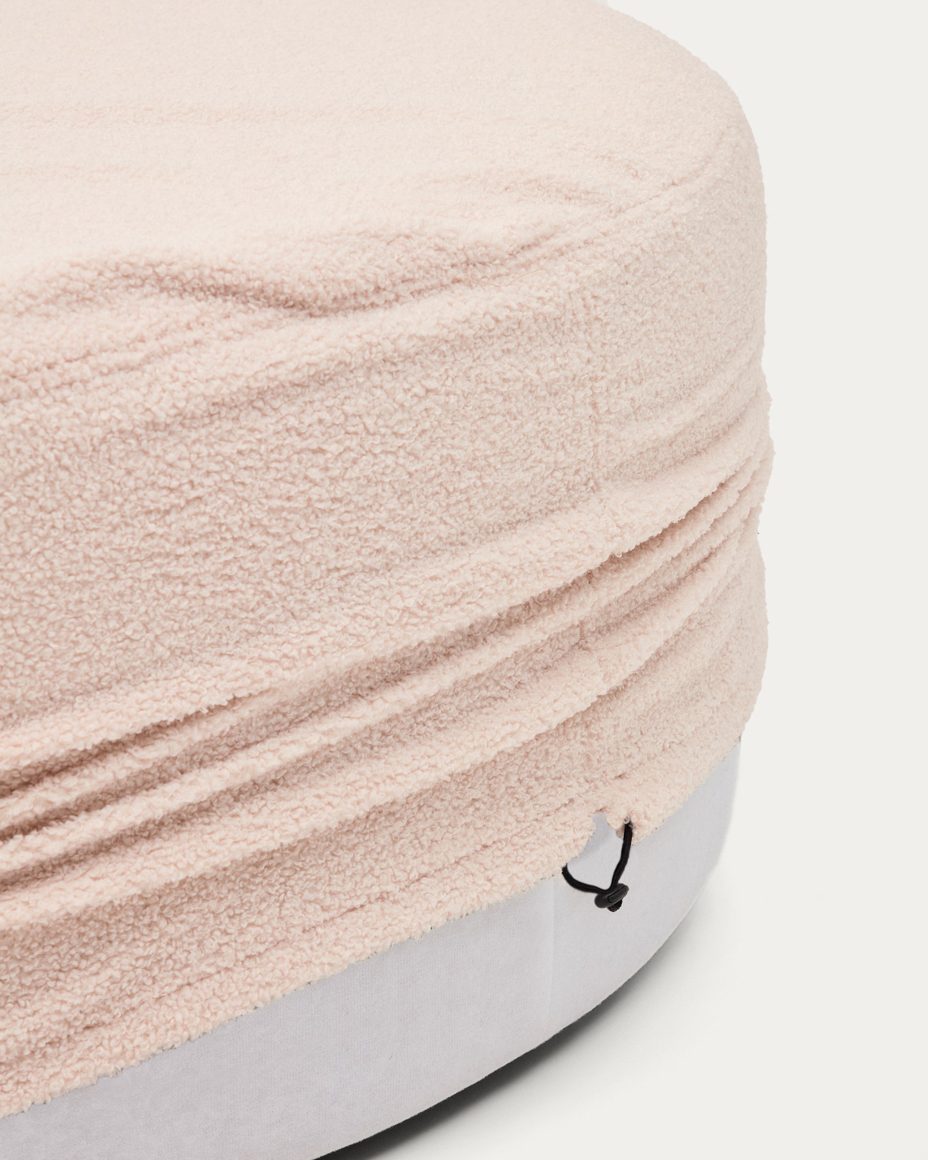 Kaeli footrest with removable cover in pink bouclé Ø 120 cm - Detail