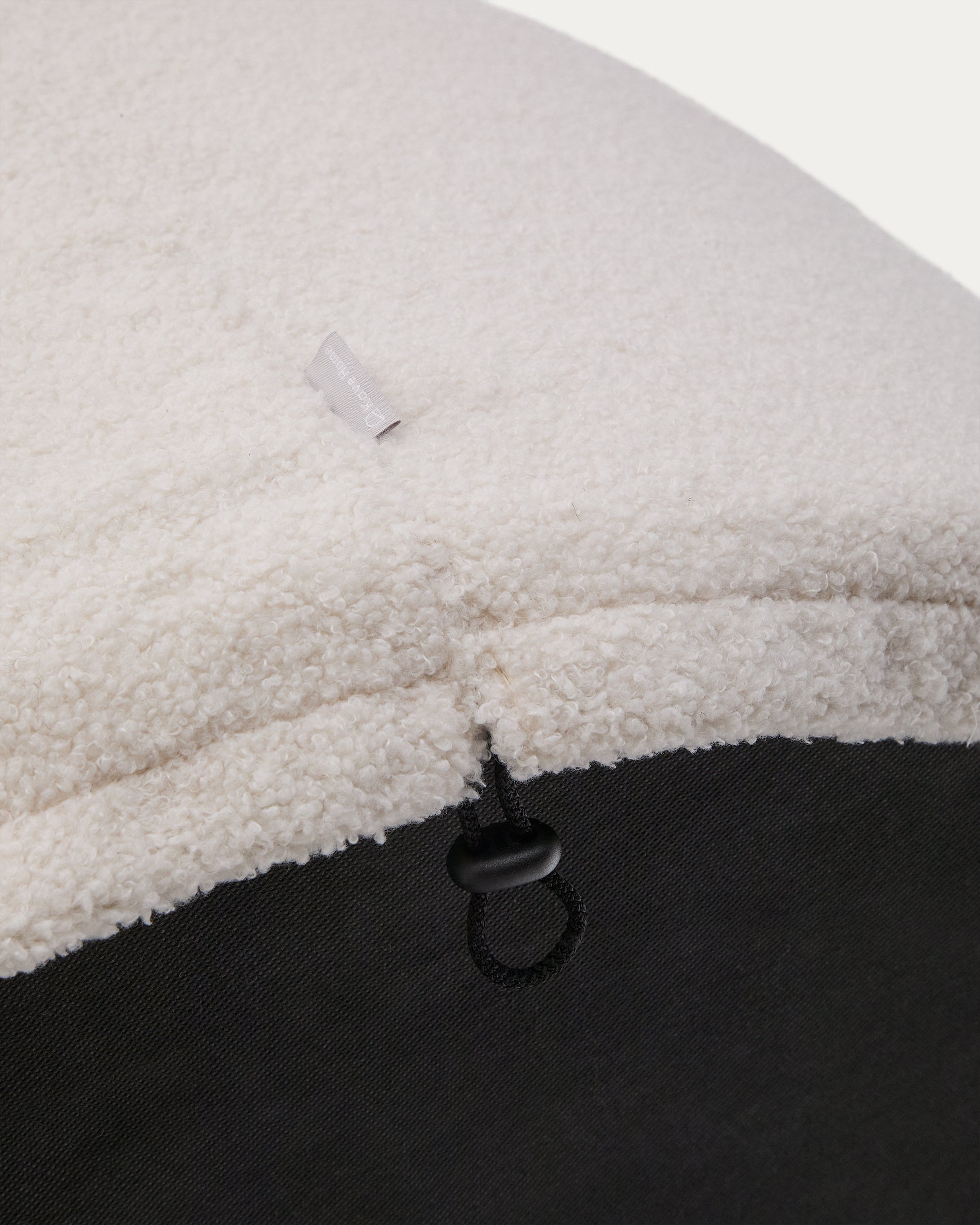 Kaeli footrest cover in ecru bouclé Ø 43 cm - Detail
